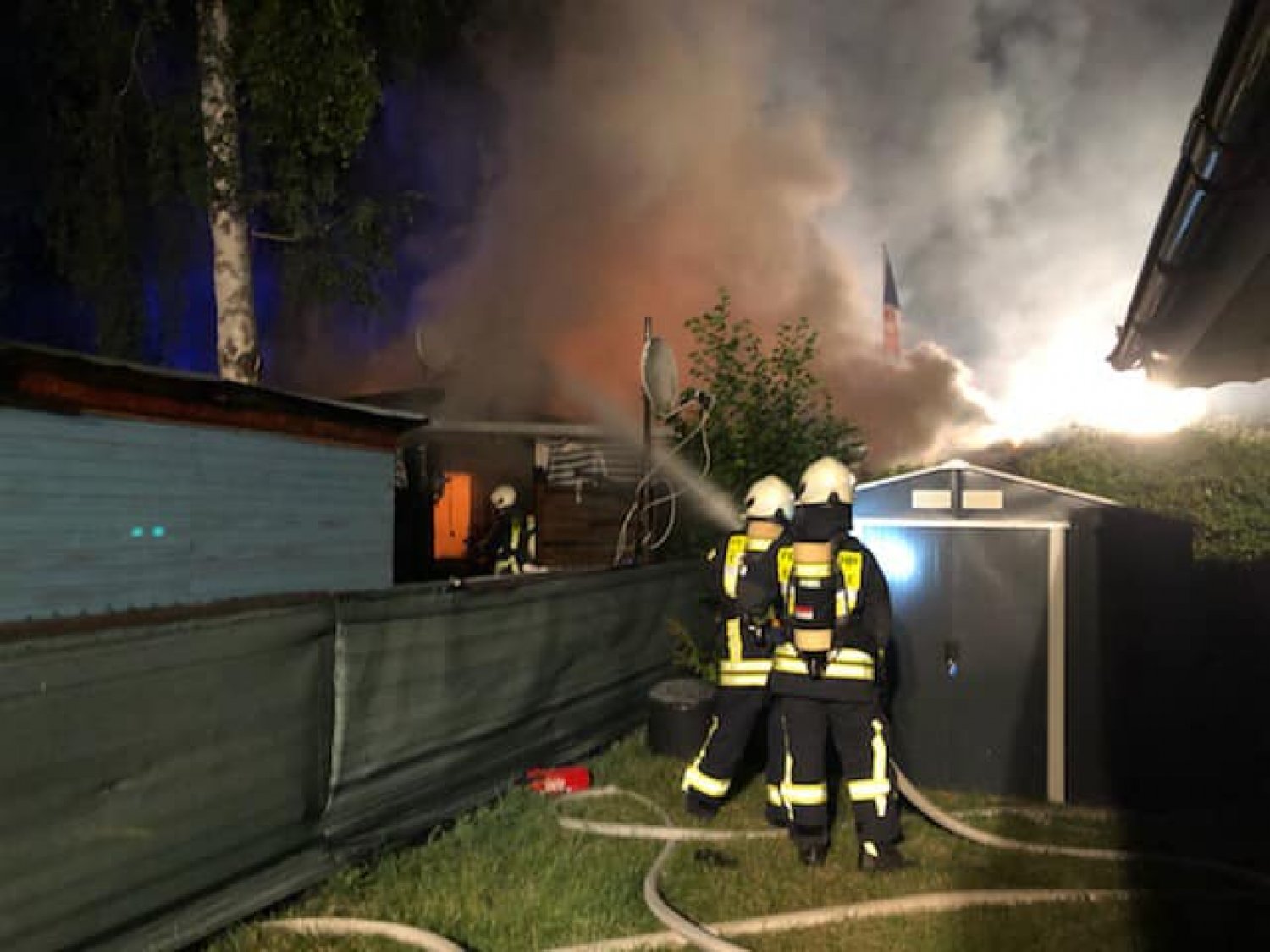 Einsatzkräfte bei den Löscharbeiten