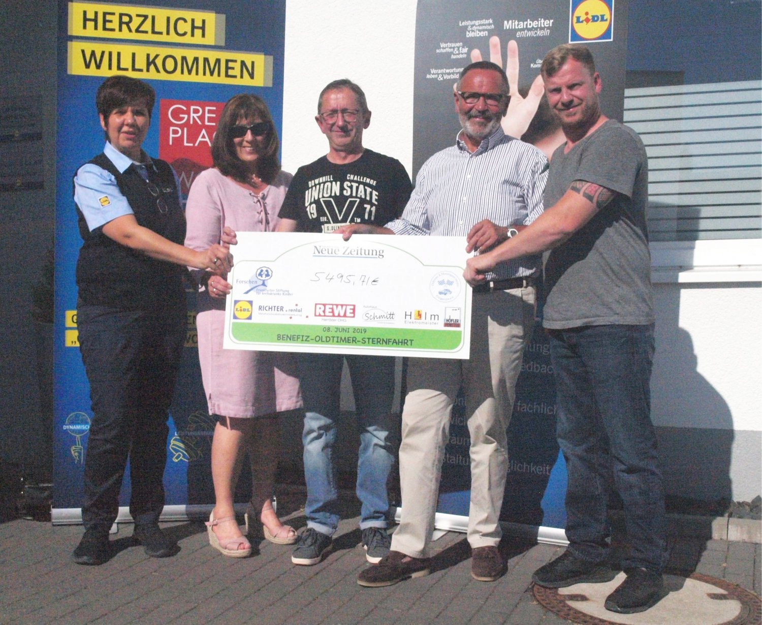 Scheckübergabe an den Vorsitzenden der Franfurter Stiftung für krebskranke Kinder, Dr. Jürgen Vogt (2. von rechts) durch die Lidl-Mitarbeiter Jacqueline Wambach (links) und Marco Schröder (rechts) und OMV-Vorsitzender Dirk Herrmann und Vereinsmitglied Bir