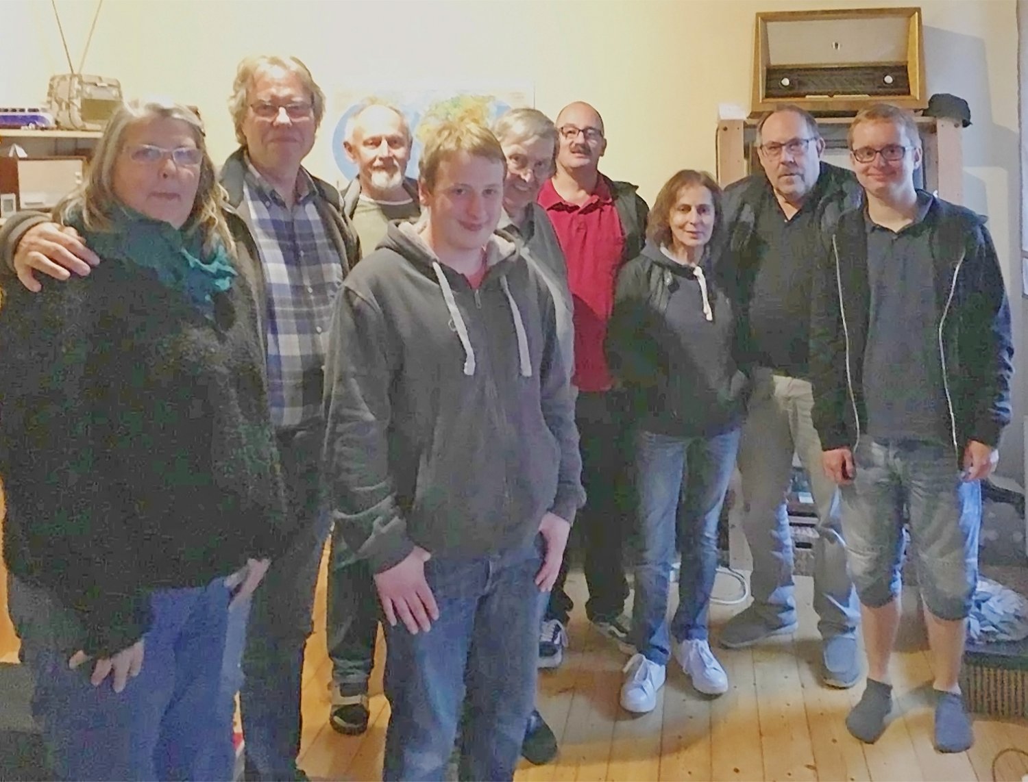 Die Besuchergruppe vor der imponierenden privaten Sammlung von Luka Best (rechts) historischer Radios in Frankfurt-Rödelheim.