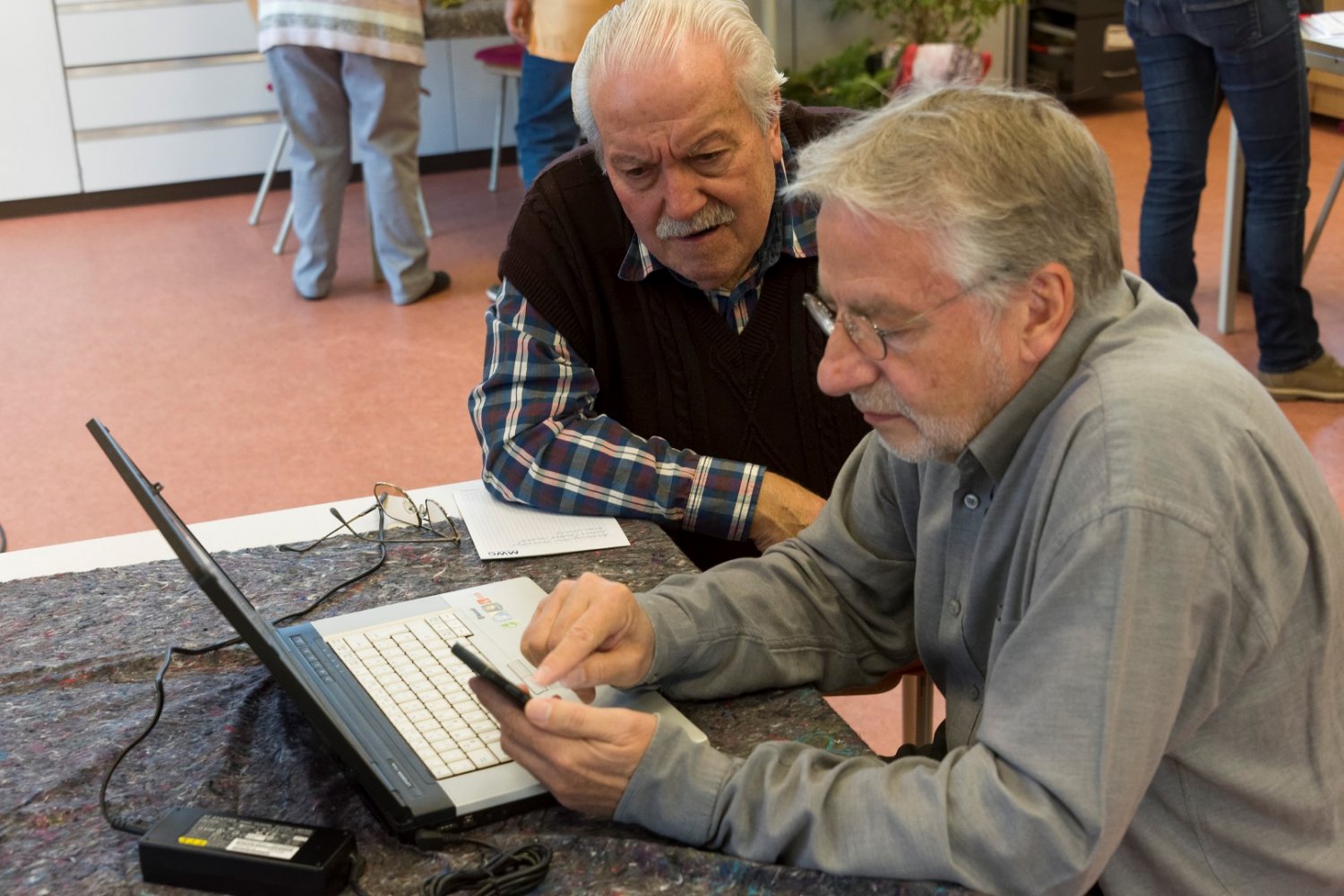 Die ehrenamtlichen Experten helfen beim Reparieren von Computer und Handys.