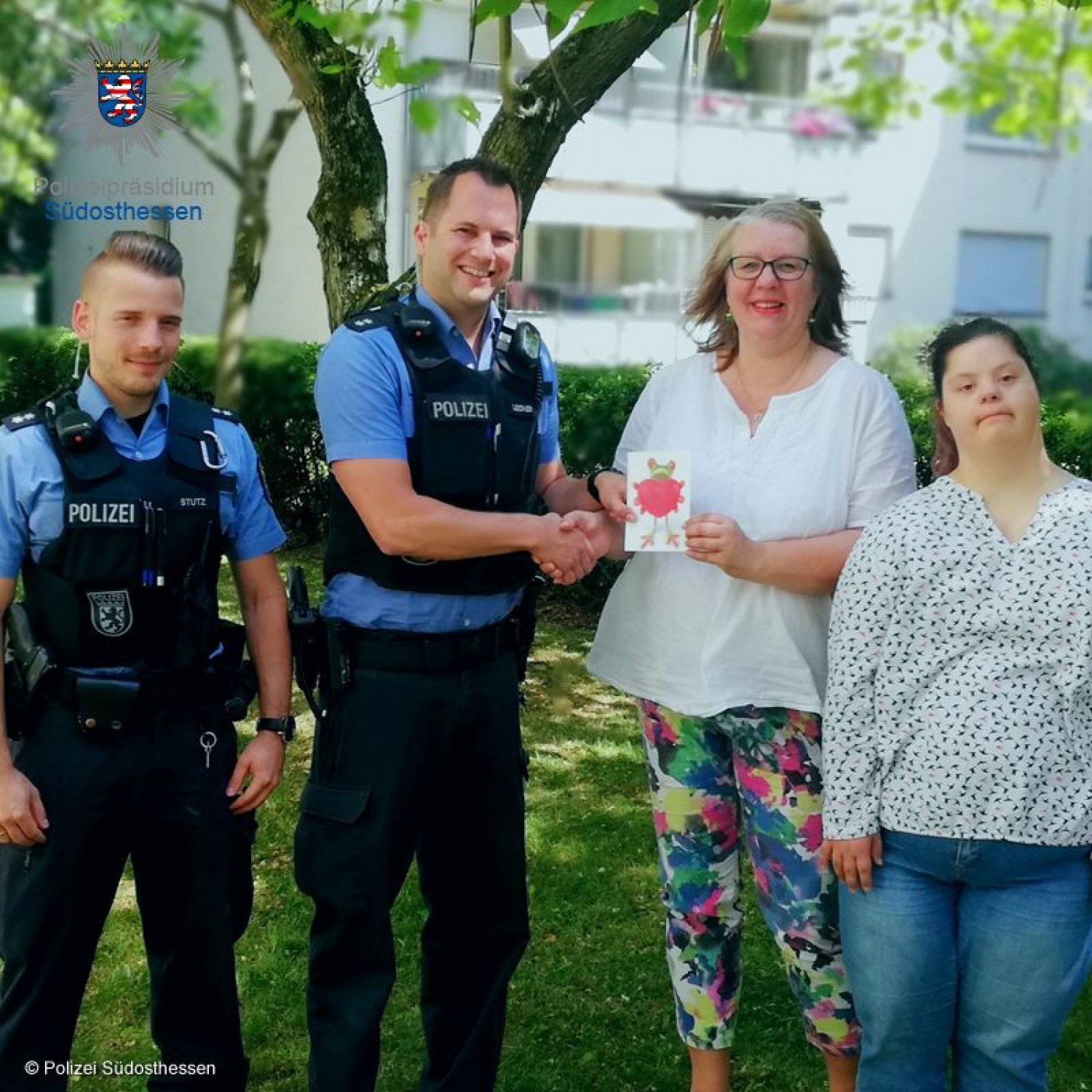 Erleichterte Mutter übergibt Dankesschreiben an Einsatzkräfte.