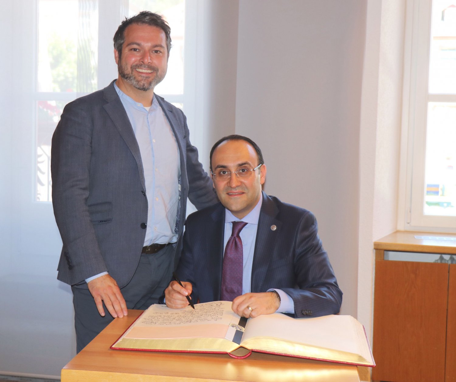 Bürgermeister Daniel Glöckner (links) und Generalkonsul Burak Kararti.