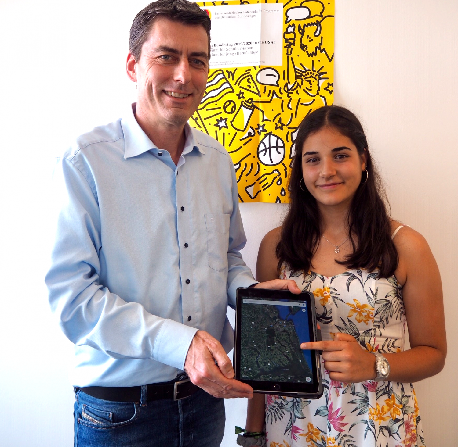 „Da hast du einen schönen Ort gefunden“: Alina Neumann und Dr. Sascha Raabe schauen auf der elektronischen Landkarte nach, wohin für die 15-Jährige die Reise als „Junior-Botschafterin“ geht.