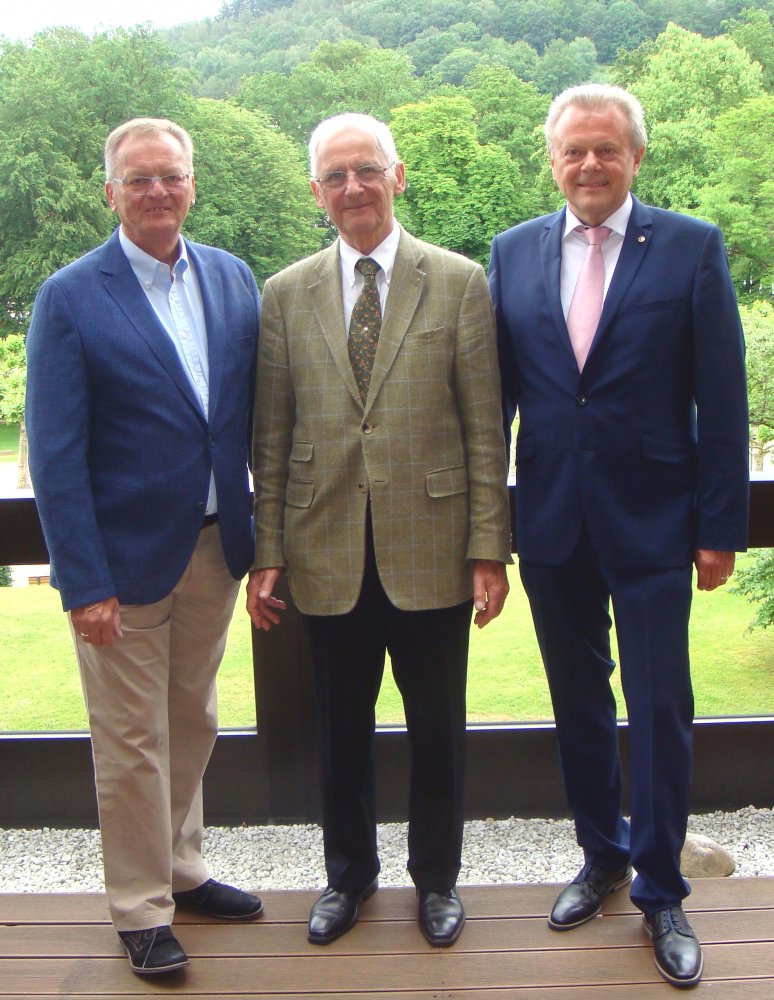 (von links) Schatzmeister Igelmann, Jürgen Blumenthal und Präsident Palige. 