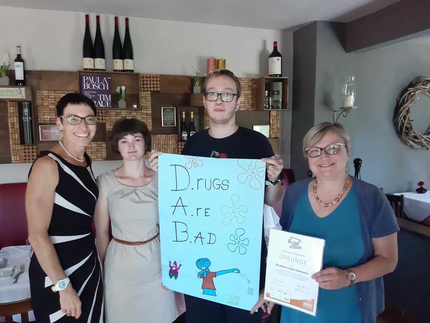 Tanja Schreiber-Ries von der DAK (links) mit Schülern und Lehrerin Helga Czysewski.