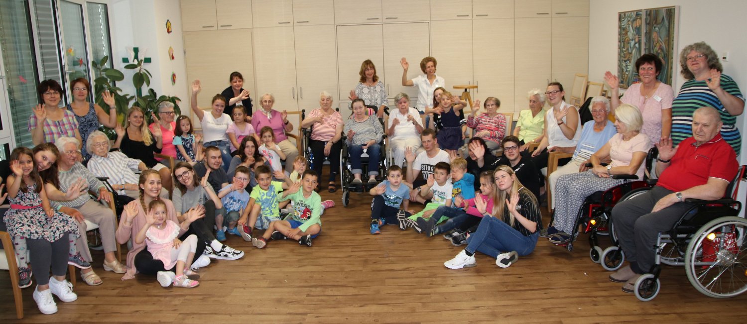 Tschüss! Bis nächstes Jahr? Der Abschlusspräsentation folgte ein Gruppenfoto zur Erinnerung an ein gelungenes Mehrgenerationenprojekt.