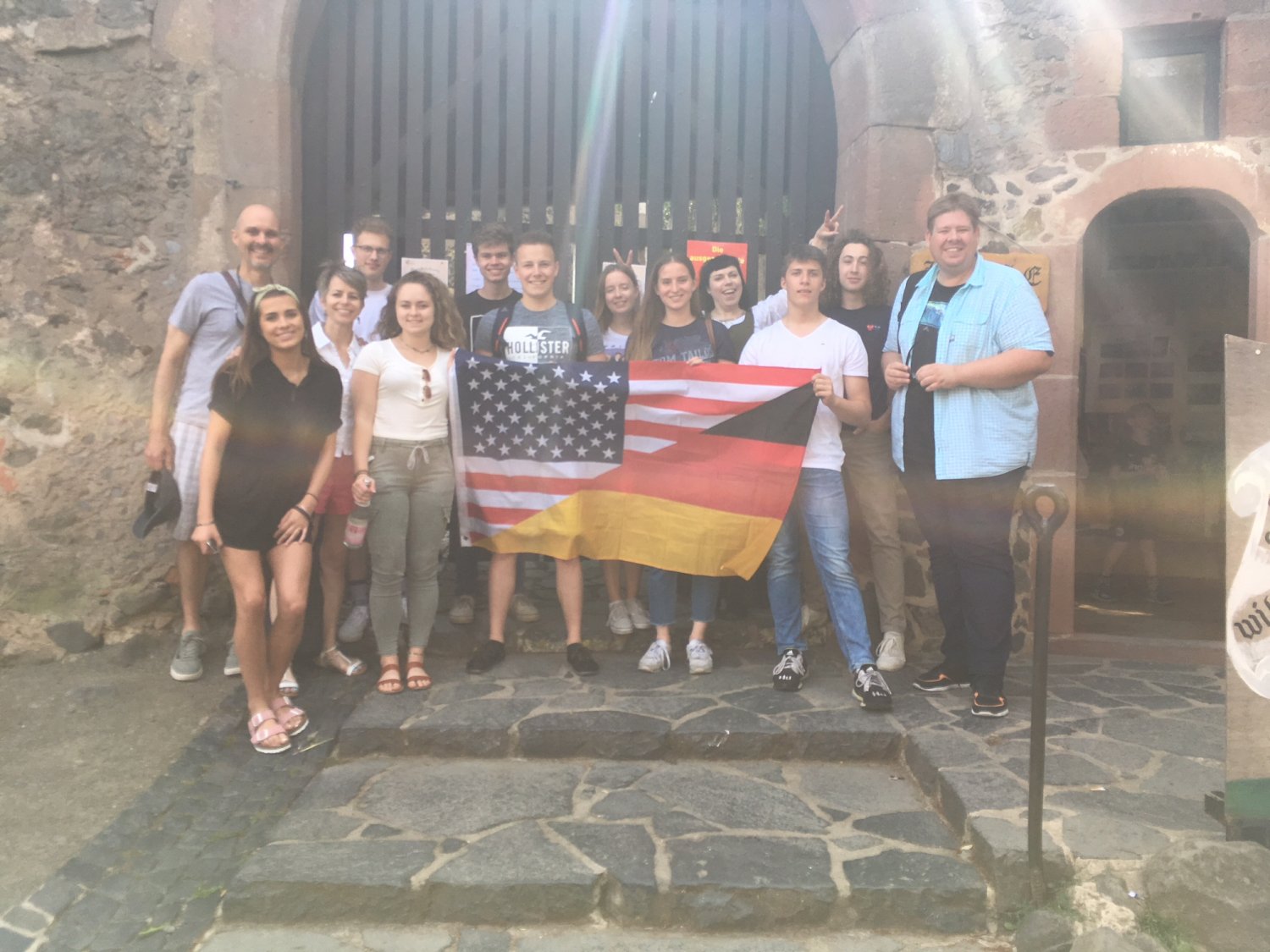 Die Austauschschüler während ihres Besuches auf der Ronneburg.