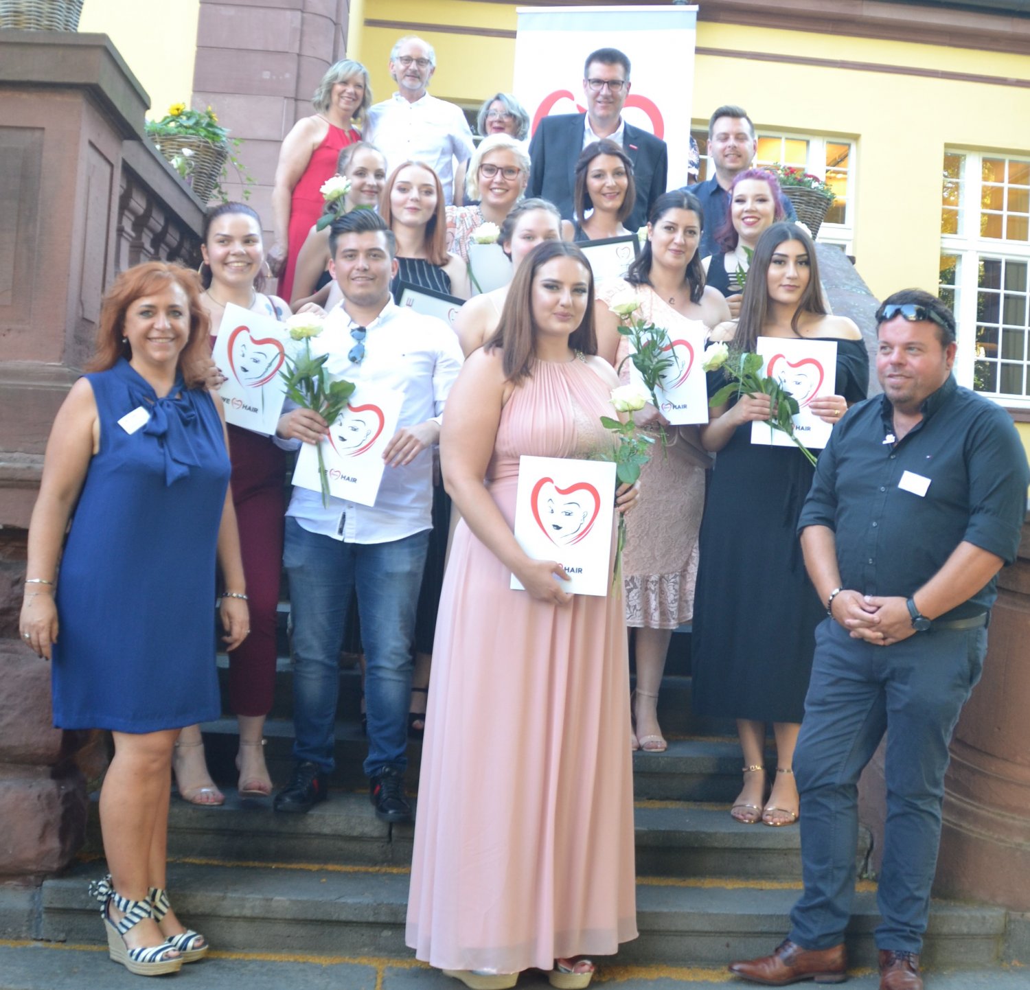 Die neuen Fachkr&auml;fte zusammen mit Vorstandsmitgliedern der Friseur-Innung Hanau sowie Gesch&auml;ftsf&uuml;hrer Andreas Haberl von der Handwerkskammer Wiesbaden