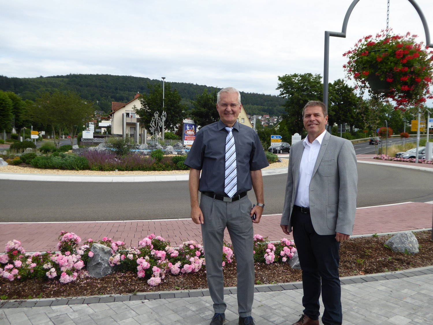 B&uuml;rgermeister Andreas Weiher mit dem zuk&uuml;nftigen Ordnungsamtsleiter Udo Manz am Kreisverkehr Stadteingang Bahnhofstra&szlig;e 