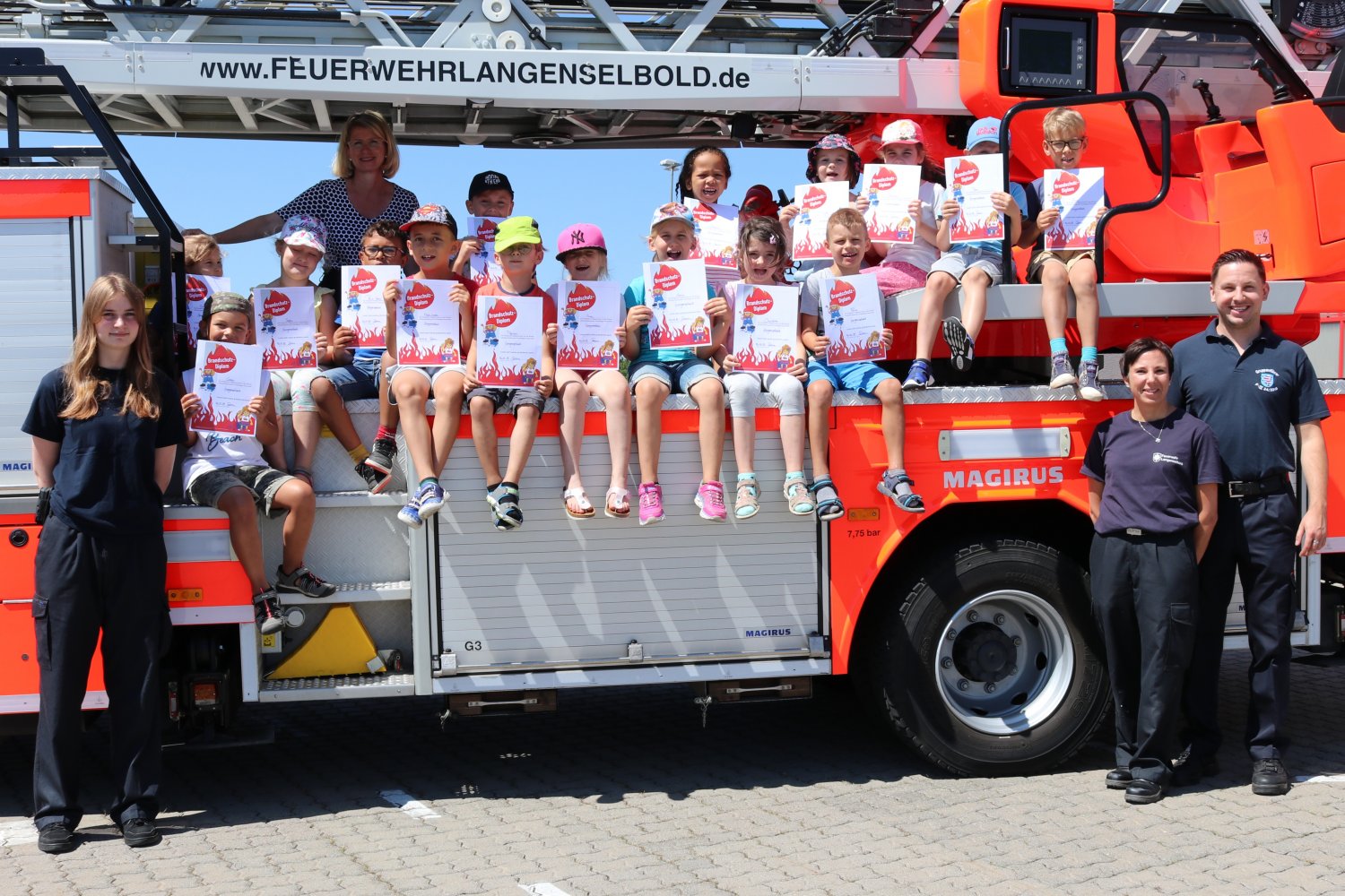 Knapp 190 Schulst&uuml;rmer bekamen ein Brandschutzdipolm verliehen.