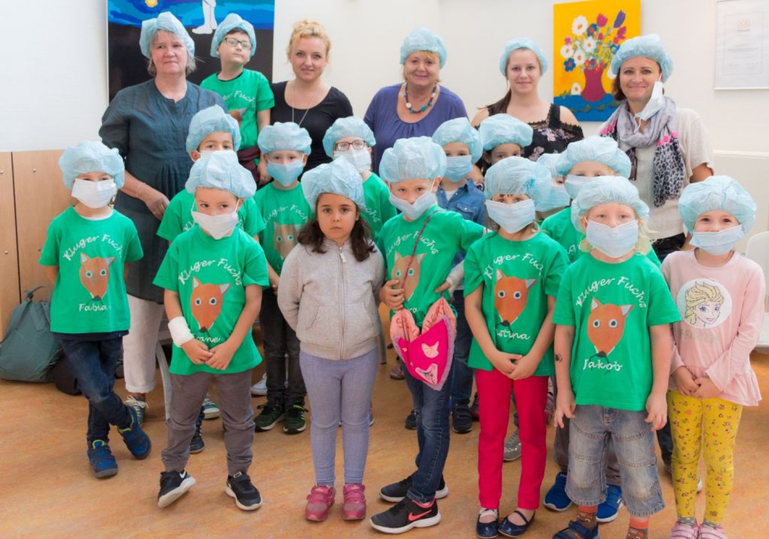 Die Vorschüler der Gruppe „Kluge Füchse übergeben zusammen mit ihren Erzieherinnen Natalie Graf-Bobrovsky (letzte Reihen ganz rechts) und Waltraud Hofmann (letzte Reihe Mitte) ihre Spende stellvertretend an Janette Michalski (letzte R