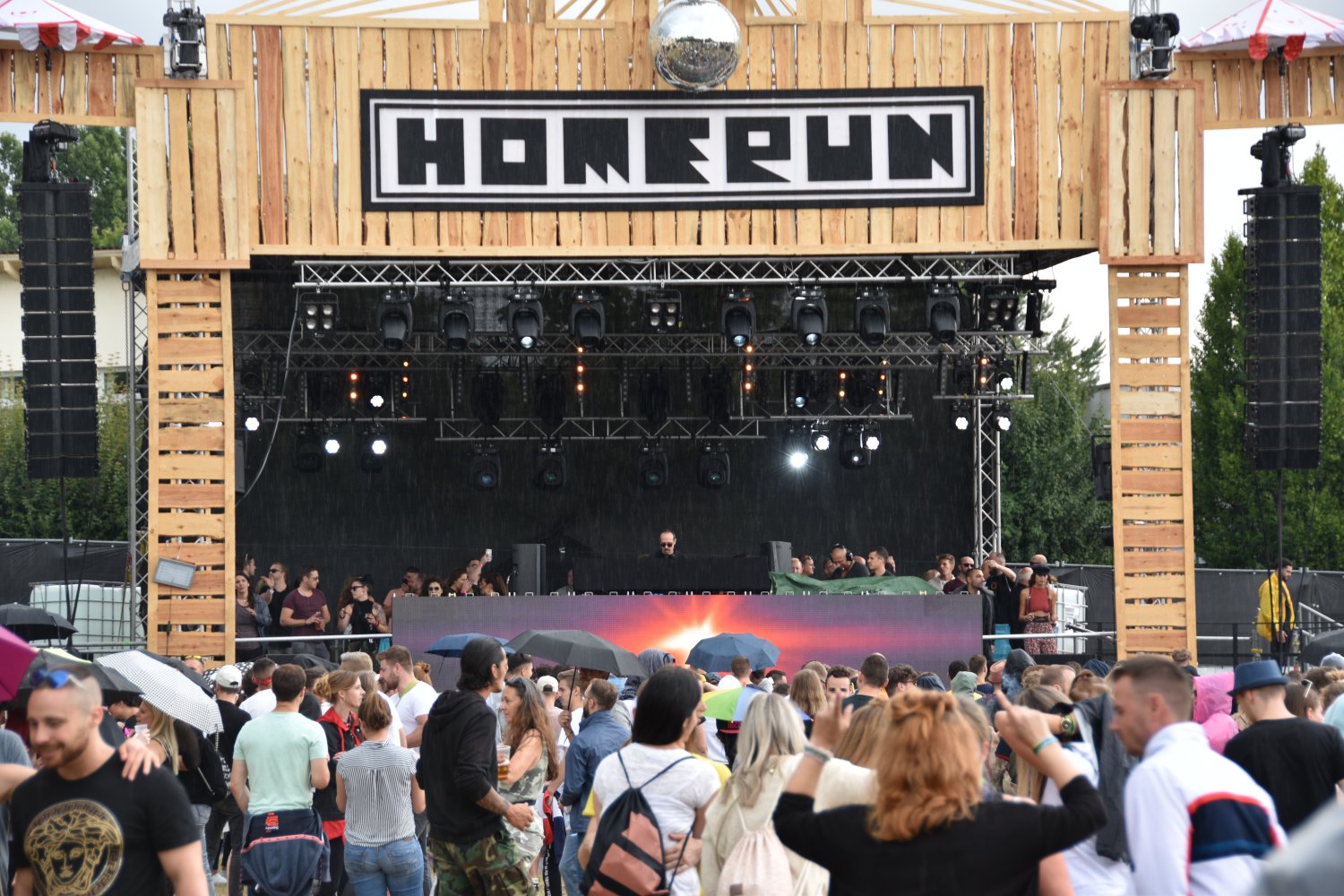 Rund 7000 Besucher feierten beim gro&szlig;en Homerun Open-Air-Festival auf dem Exerzierplatz.