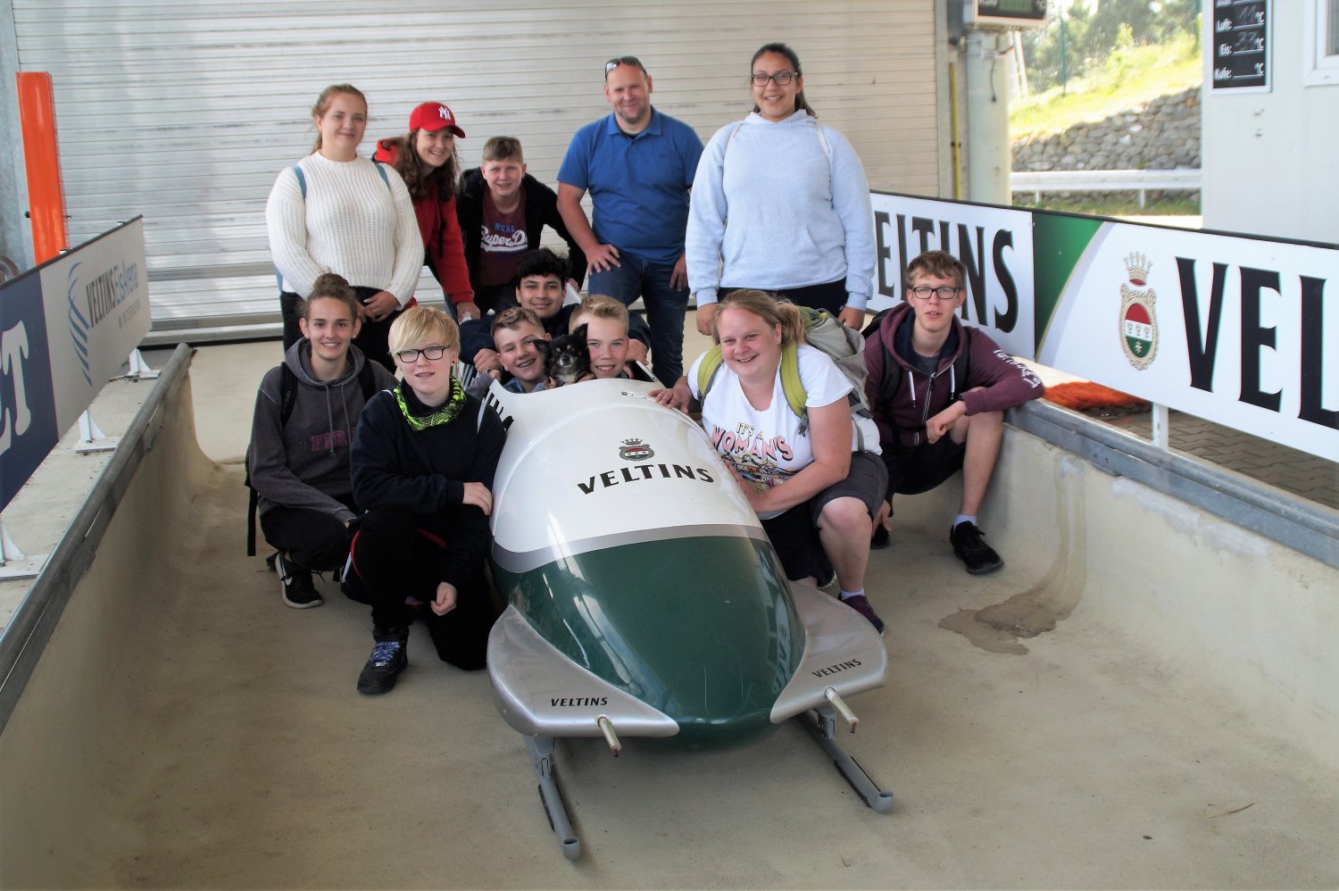Team &bdquo;Bob Jugendeuerwehr I&ldquo; mit Skeleton-Landestrainer Benjamin Piel