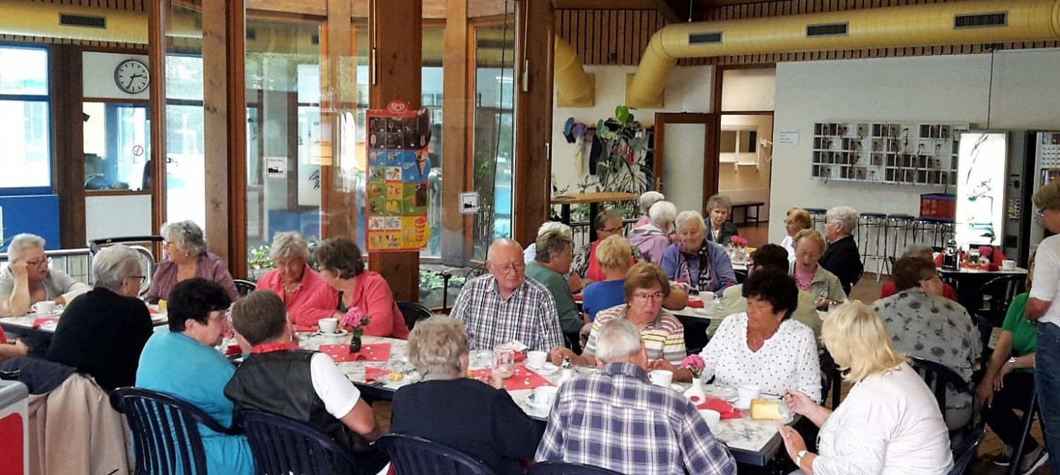 Bei leckerem Kuchen lernen die Besucher die "blaue Lagune" Birsteins besser kennen.