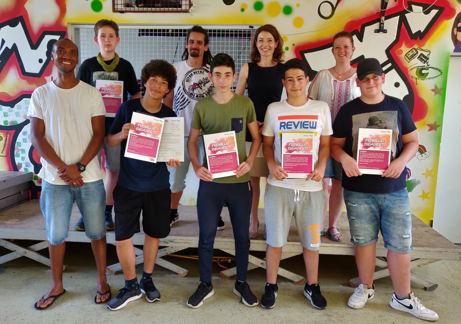 Bürgermeisterin Monika Böttcher (hinten, 2.v.r.), Lisa Hagedorn (Leiterin des Fachdienstes Jugendarbeit, hinten rechts), Sebastian Schmidt (Leiter Kinder- und Jugendhaus Bischofsheim, hintere Reihe, 2.v.l.), Larry James (Kinderclub/ Bonis Treff
