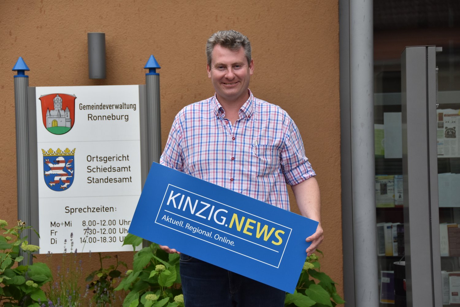 B&uuml;rgermeister Andreas Hofmann vor dem Rathaus