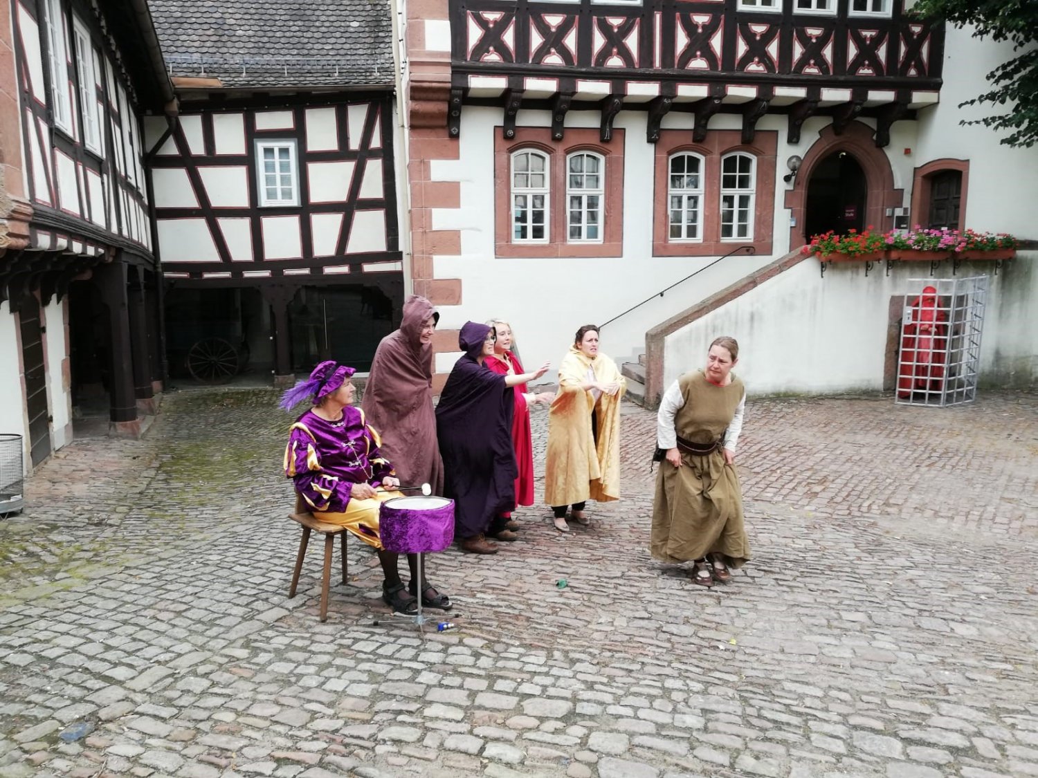 Die Proben zum Eisenhans laufen bereits.