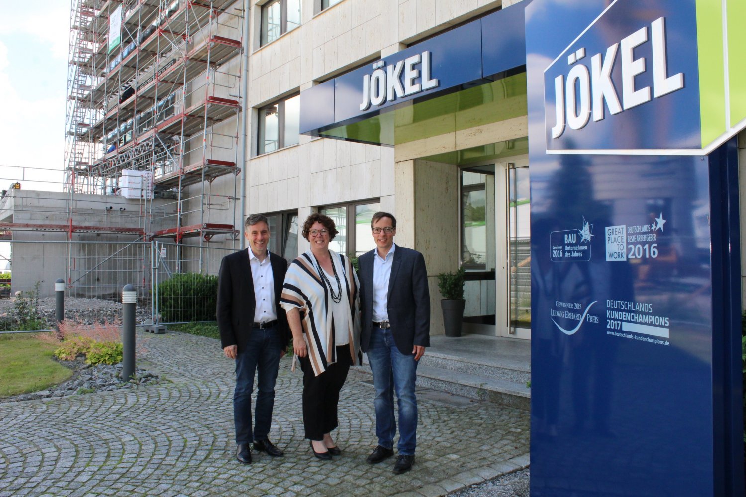Ausbildung und Fortbildung aus Aushängeschilder: Erste Kreisbeigeordnete Susanne Simmler zu Besuch im Unternehmen von Peter Jökel (links) und Stefan Jökel.