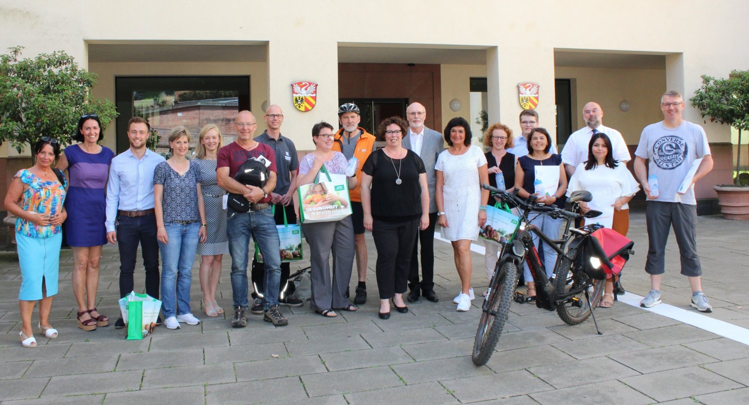 Vorbilder beim Umsatteln: Susanne Simmler als Schirmherrin von „Mit dem Rad zur Arbeit“ (Mitte) hat den Radfahrerinnen und Radfahrern für ihre Teilnahme bei der Gesundheitsaktion gedankt.