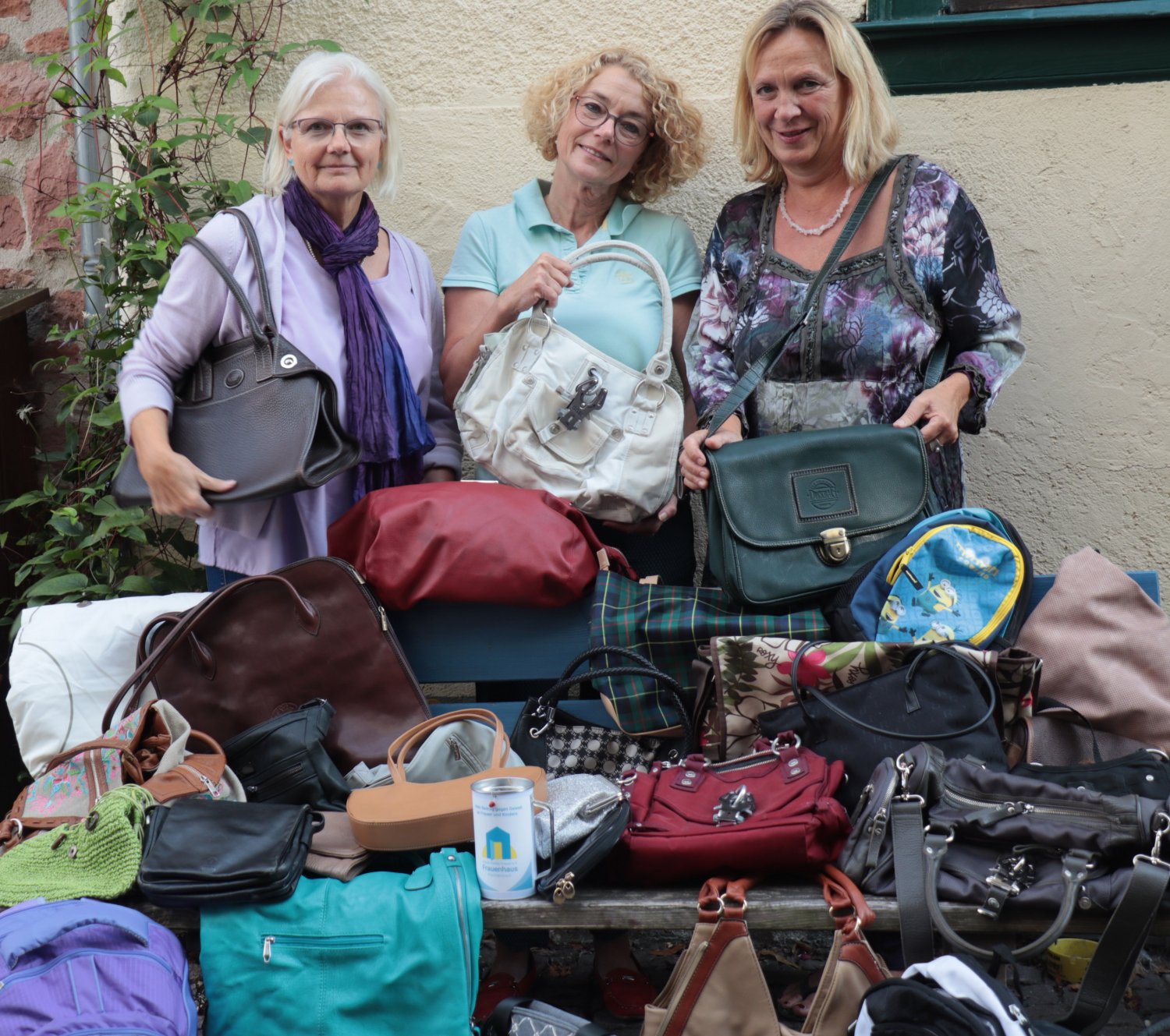 Doris Hain und Friederike Ley von aristanet e.V. freuen sich mit Brigitte Machnitzke vom Frauenhaus Wächtersbach über die zahlreichen Taschenspenden für die Taschenbörse.