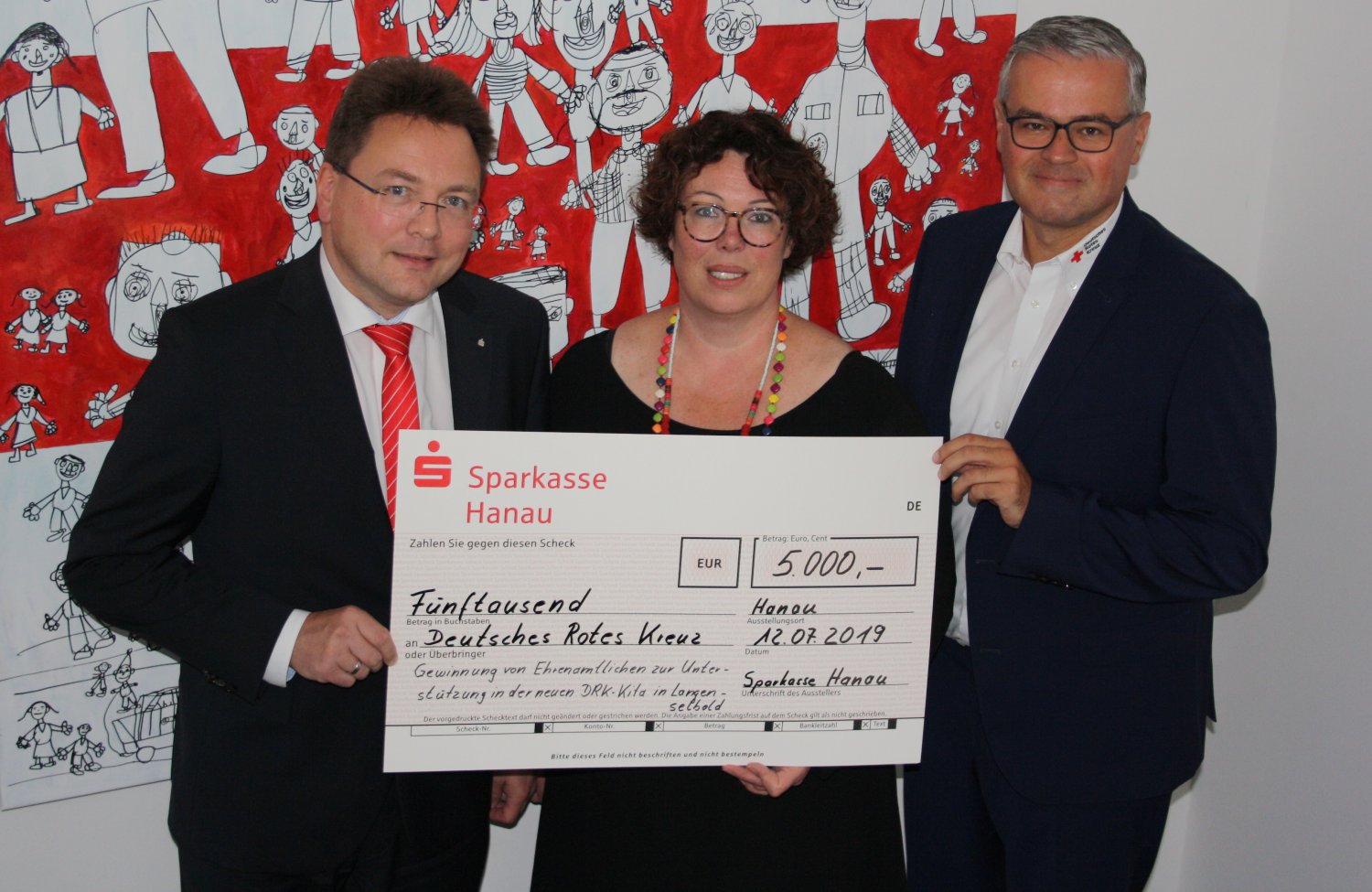 v.l.: Nils Galle, Vorstandsmitglied der Sparkasse Hanau, Susanne Simmler, DRK-Kreisvorsitzende, und Stefan Betz, DRK-Kreisgeschäftsführer.