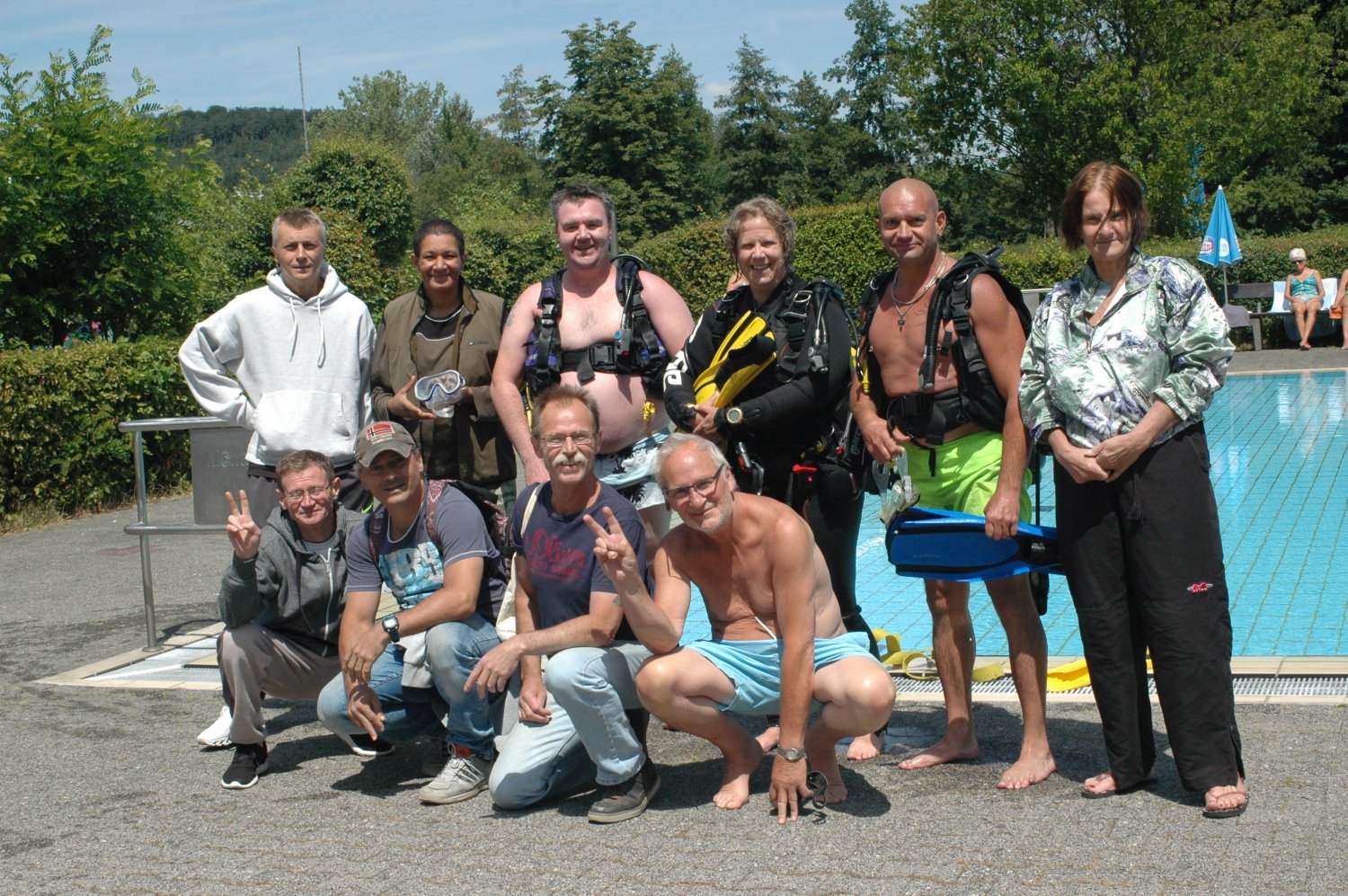 Die Teilnehmer des Schnupperkurses im Freibad in Bad Soden