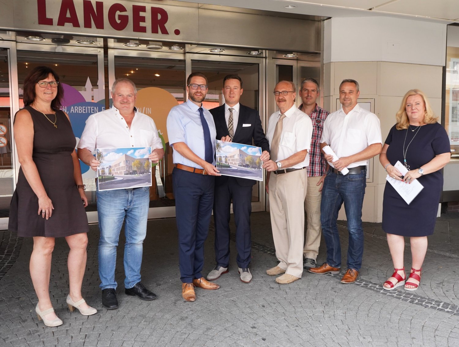 Ortstermin mit den Projektbeteiligten (von links): Kerstin Baier-Hildebrand, Jürgen Schmidt, Landrat Thorsten Stolz, Bürgermeister Matthias Möller, Erster Stadtrat Reinhold Baier, Tobias Orth, Thomas Rau und Lydia Kohlhepp