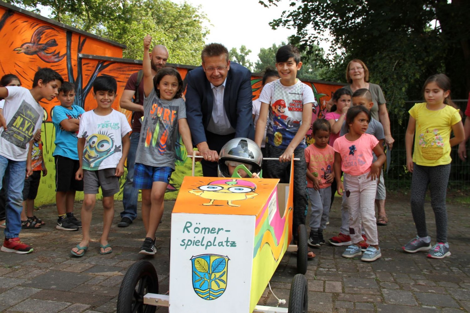 Bürgermeister Stefan Erb zusammen mit den Kindern beim Seifenkistenrennen.
