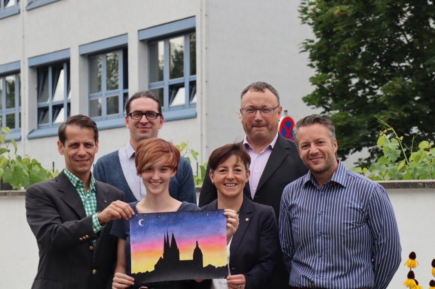 Übergabe des Titelbildes für den Adventskalender 2018. V.l.n.r., vorne: Jan Ulrich Seeliger, Annika Luft, Marion Wögler und Jochen Bühler, hinten: Florian Franz und Joachim Kanthak