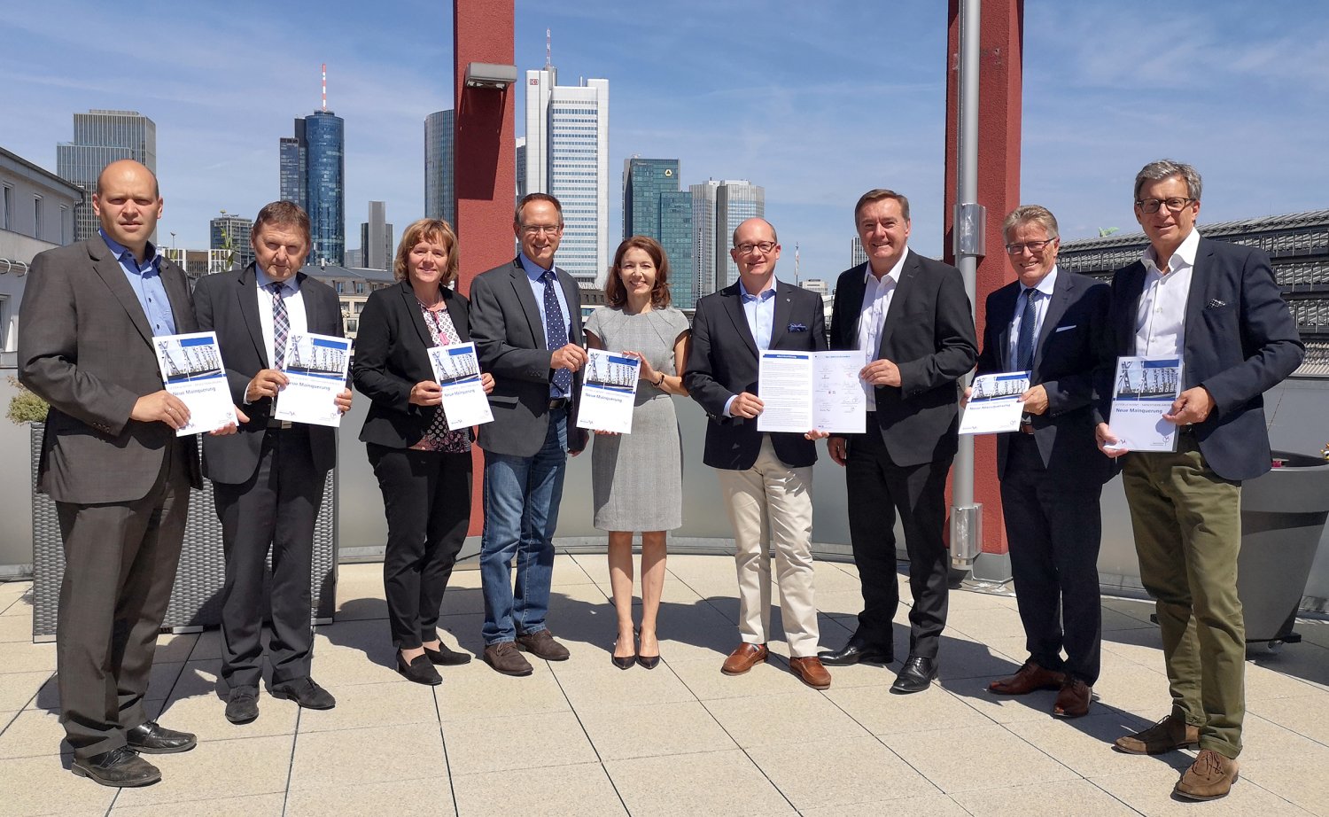 Vertreter von zwei Landkreisen, drei Städten sowie von Hessen Mobil unterzeichnen Absichtserklärung.