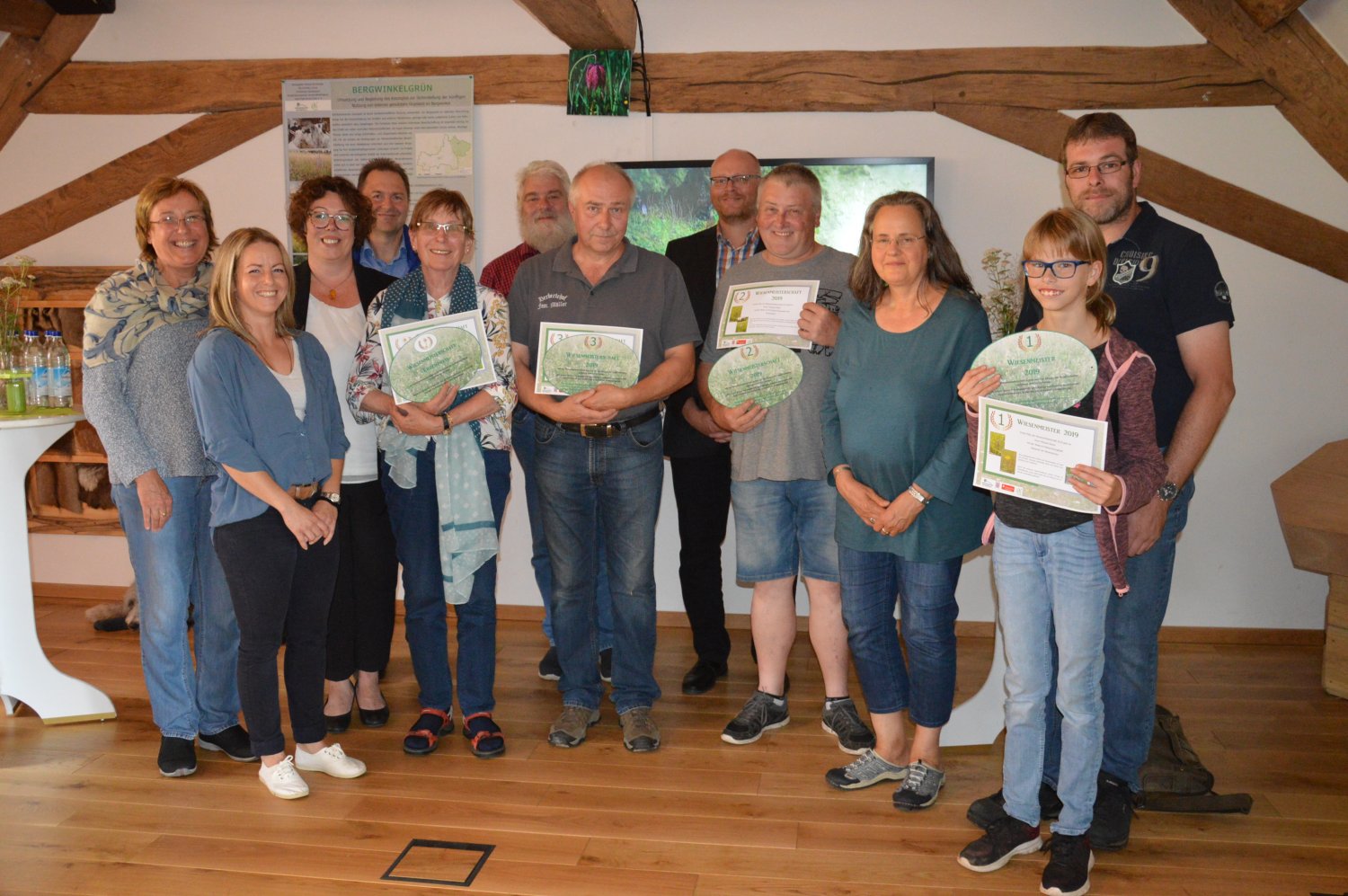 Von links: Barbara Fiselius und Stephanie Habermann (LPV), Susanne Simmler (1. Kreisbeigeordnete) Franz-Josef Jobst (Vorsitzender NABU MKK), Ursula Hürthle (Ehrenpreis), Fritz Dänner (Vorsitzender LPV), Helmut Müller (3. Preis), Karsten Dill (Abt. Landwir