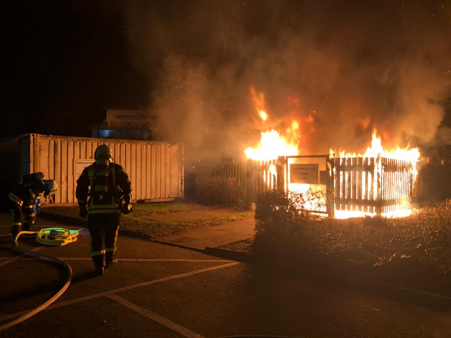 Brennende Müllcontainer halten die Einsatzkräfte auch in der Silvesternacht auf Trapp.