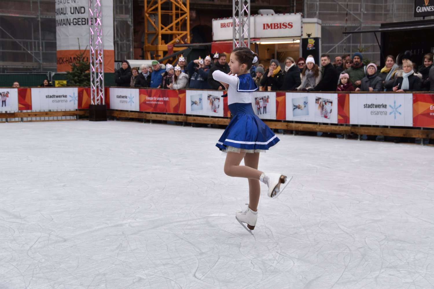 Am Freitag eröffnete die traditionelle Eisarena der Hanauer Stadtwerke auf dem Marktplatz.