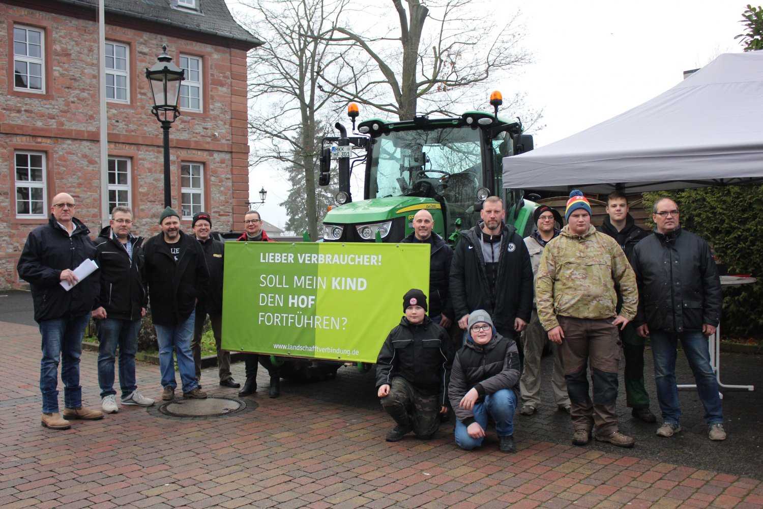 Die demonstrierenden Landwirte vor dem Rathaus in Langenselbold.
