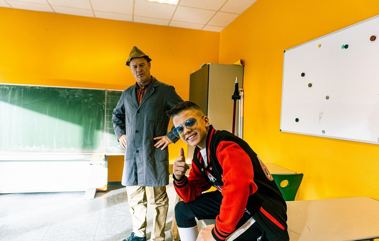 Tom Gerhardt alias Hausmeister Krause und Rapper Dustin beim Videodreh.