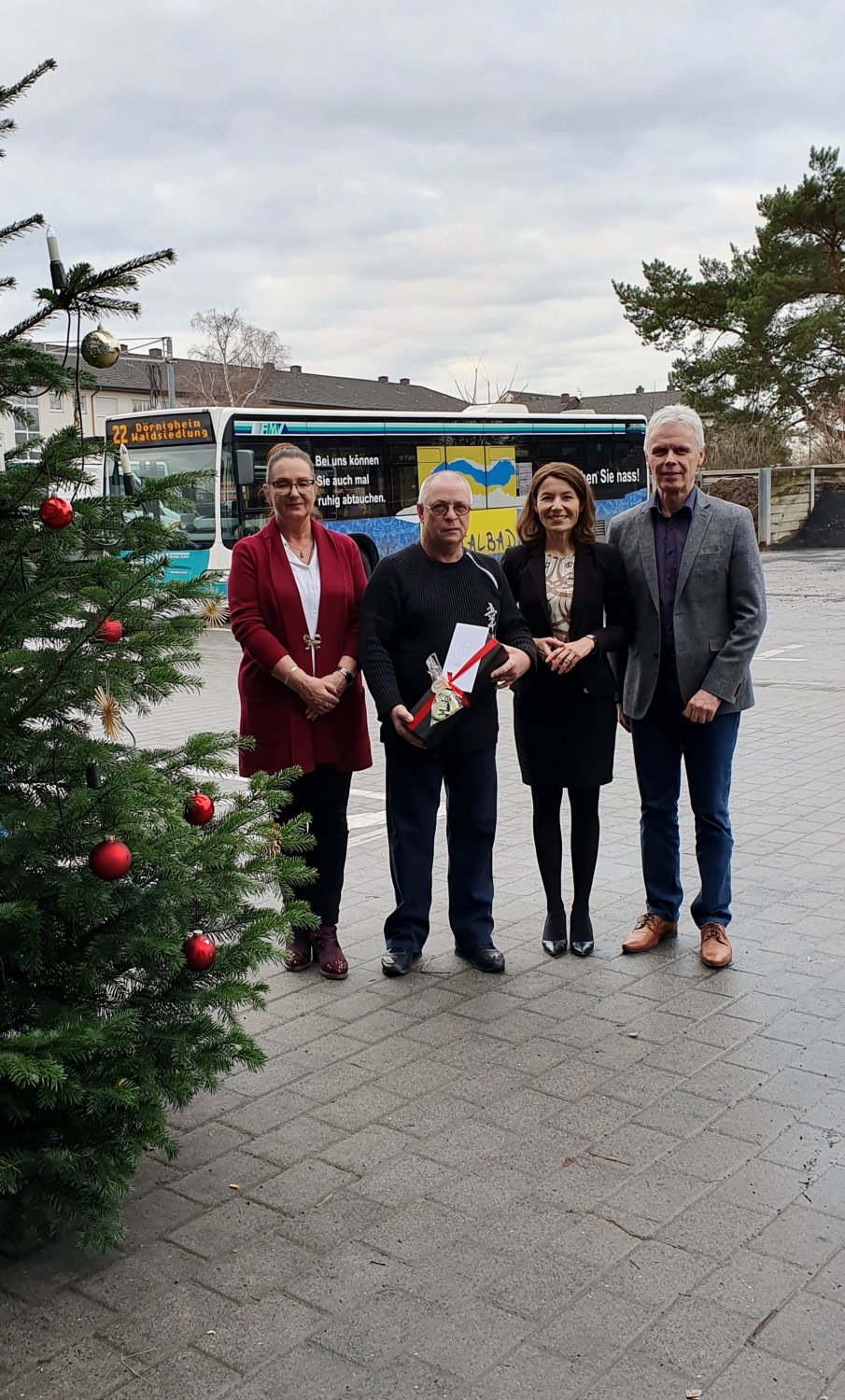 (v.l.) Martina Sadat, Betriebsleiterin der SVM, der mutige Busfahrer Uwe Fricke, Bürgermeisterin Monika Böttcher und SVM-Geschäftsführer Werner Zang