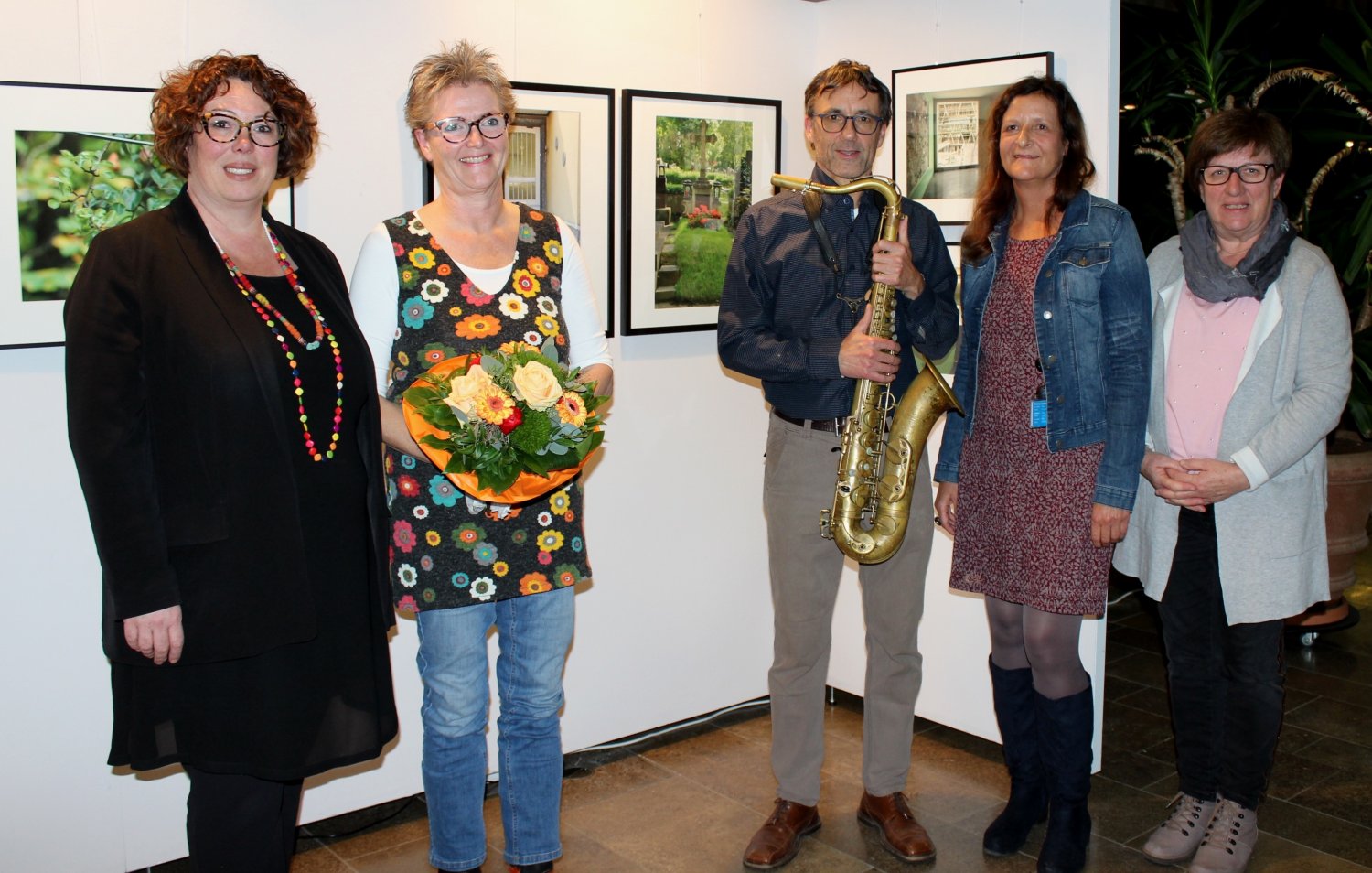 (von links): Erste Kreisbeigeordnete Susanne Simmler, die Kulturpreisträgerin Maria Dorn, Jazzmusiker Peter Back, Kulturbeauftragte Andrea Sandow und Uta Böckel (Kulturausschuss).
