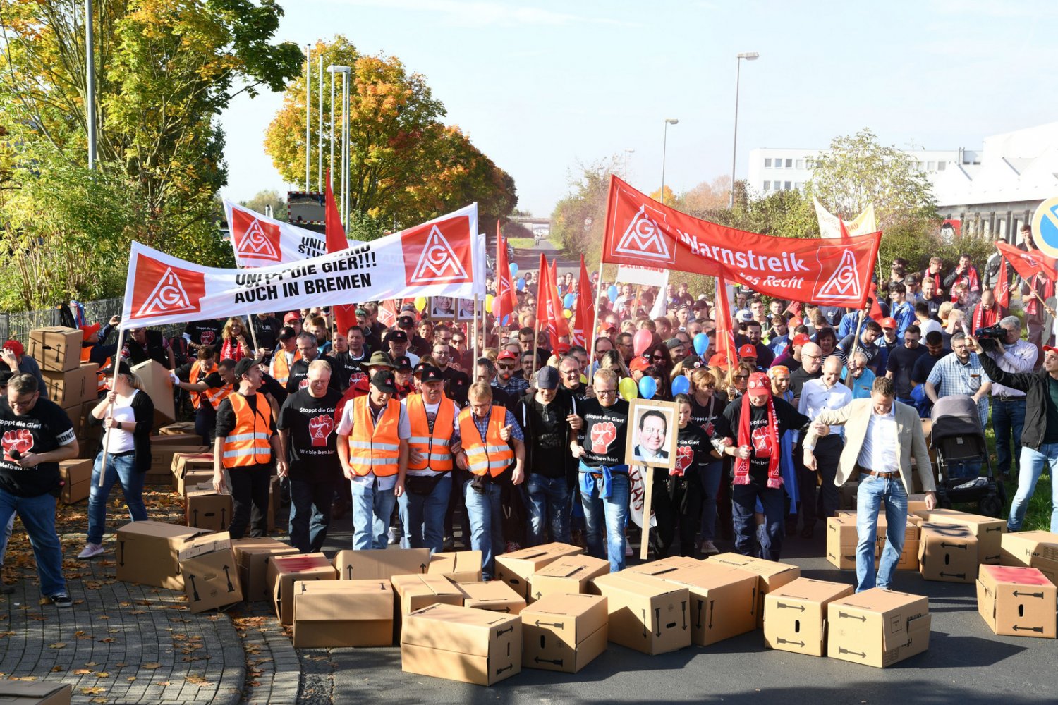 Aufgrund bereits erfolgter Eigenkündigungen und dem Auslaufen von befristeten Arbeitsverträgen sind aktuell noch ca. 55 Beschäftigte von betriebsbedingten Kündigungen betroffen.