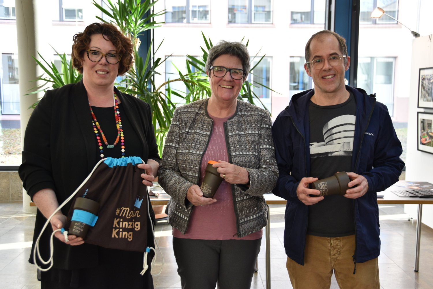 Von links: Erste Becherbotschafterin und Kreisbeigeordnete Susanne Simmler, Initiatorin Christa Hummel und Thomas Fotteler von NoWaste.