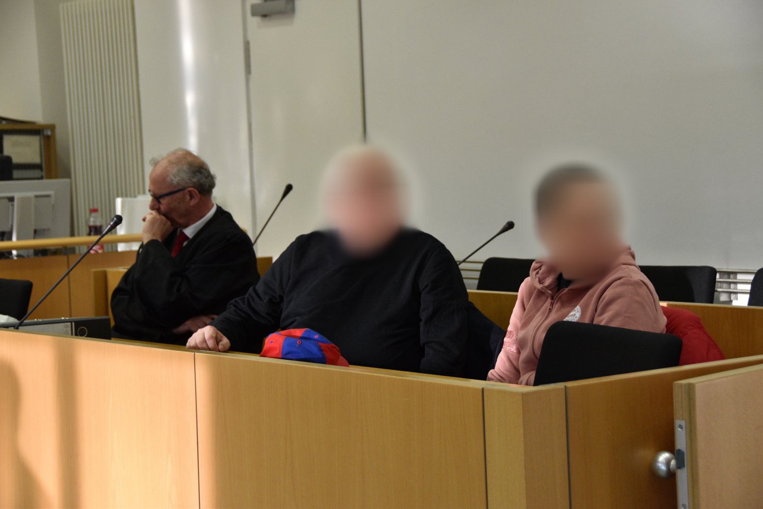 Die Angeklagte mit ihrem Betreuer und Anwalt