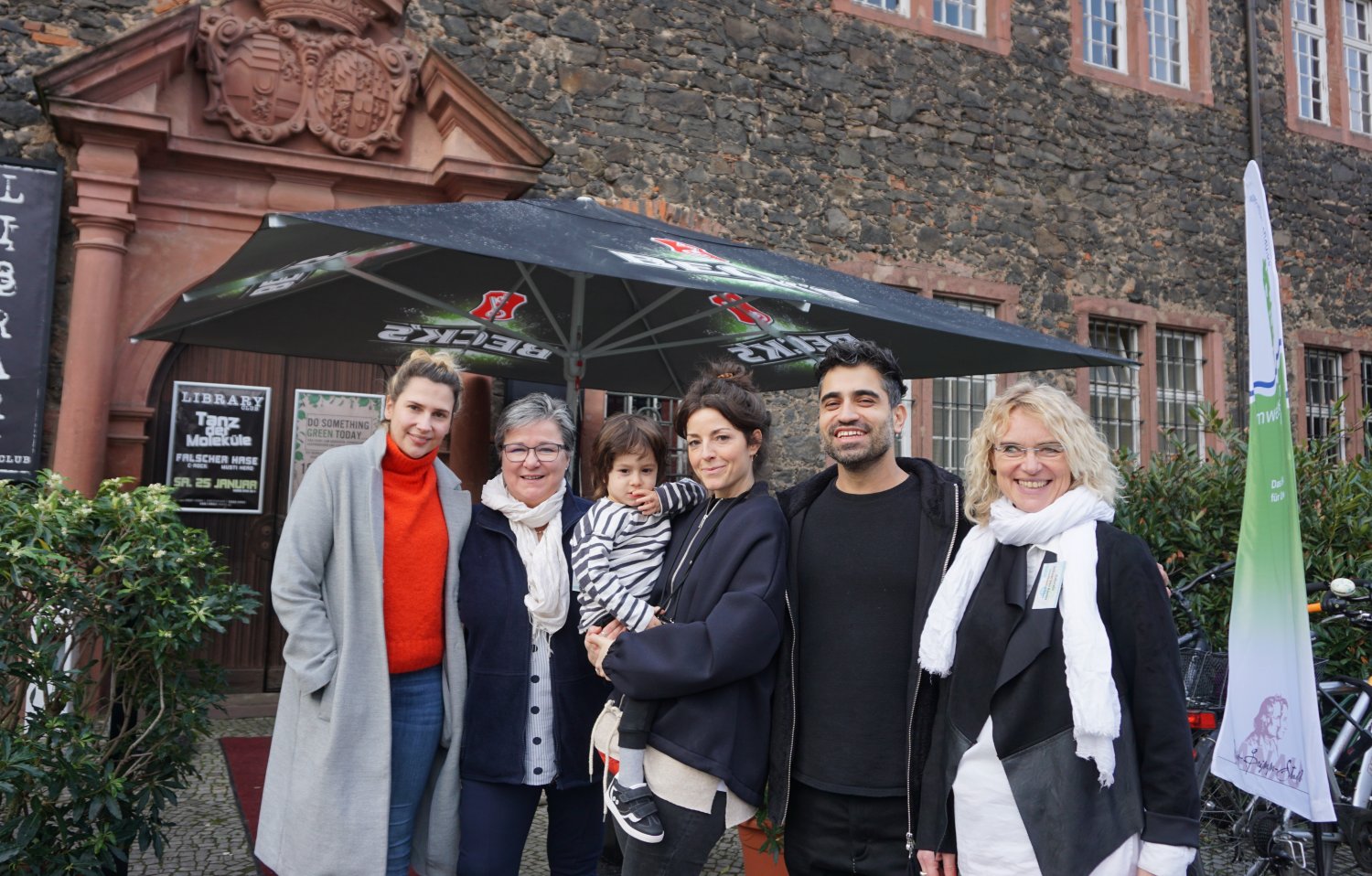(v.l.) Jennifer Neumann von der Agentur LOUMOU-Event, Erika Emmerich vom Umweltzentrum Hanau, Kio, Ivona und Rocky Musleh und die Leiterin des Umweltzentrums Hanau, Gabriele Schaar