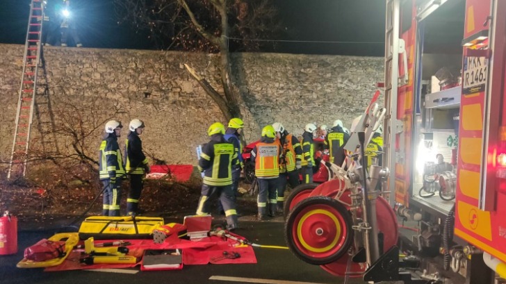 Schwerer Unfall Am Sonntagmorgen In Rodenbach Pkw Kollidiert Mit Baum