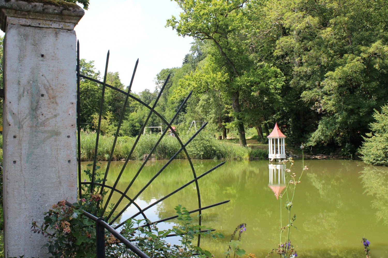Um Wasseroase für Mensch und Tier dreht sich die Reihe „GartenKunstGenuss“, so wie auf diesem Bild im Wächtersbacher Schlosspark.