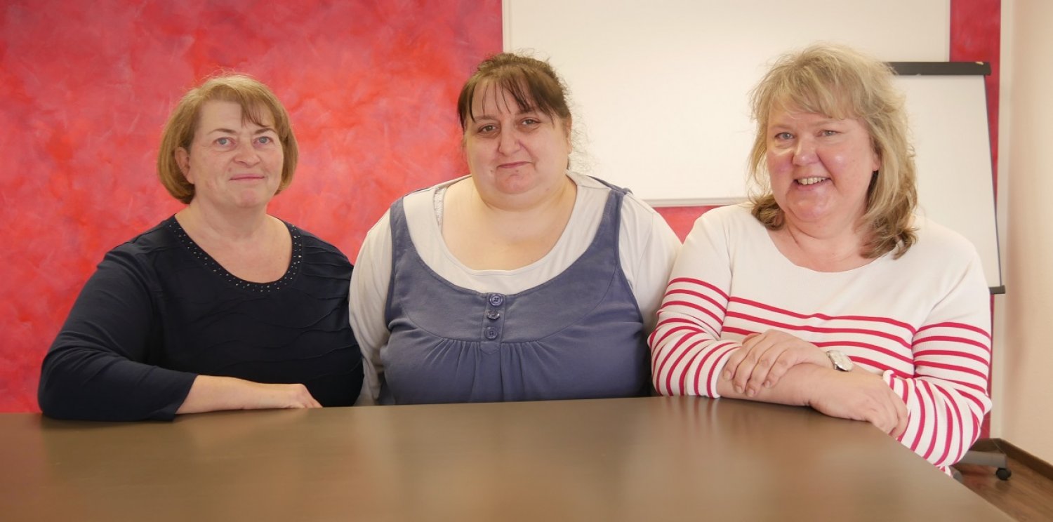 Stefania Winkler (Kultur, Senioren und Ehrenamt), Nicole Lenz (Dipl. Sozialpädagogin) und Claudia Krämer (Frauenbeauftragte) nutzen den neuen „Info-Point“ für ihre Arbeit.