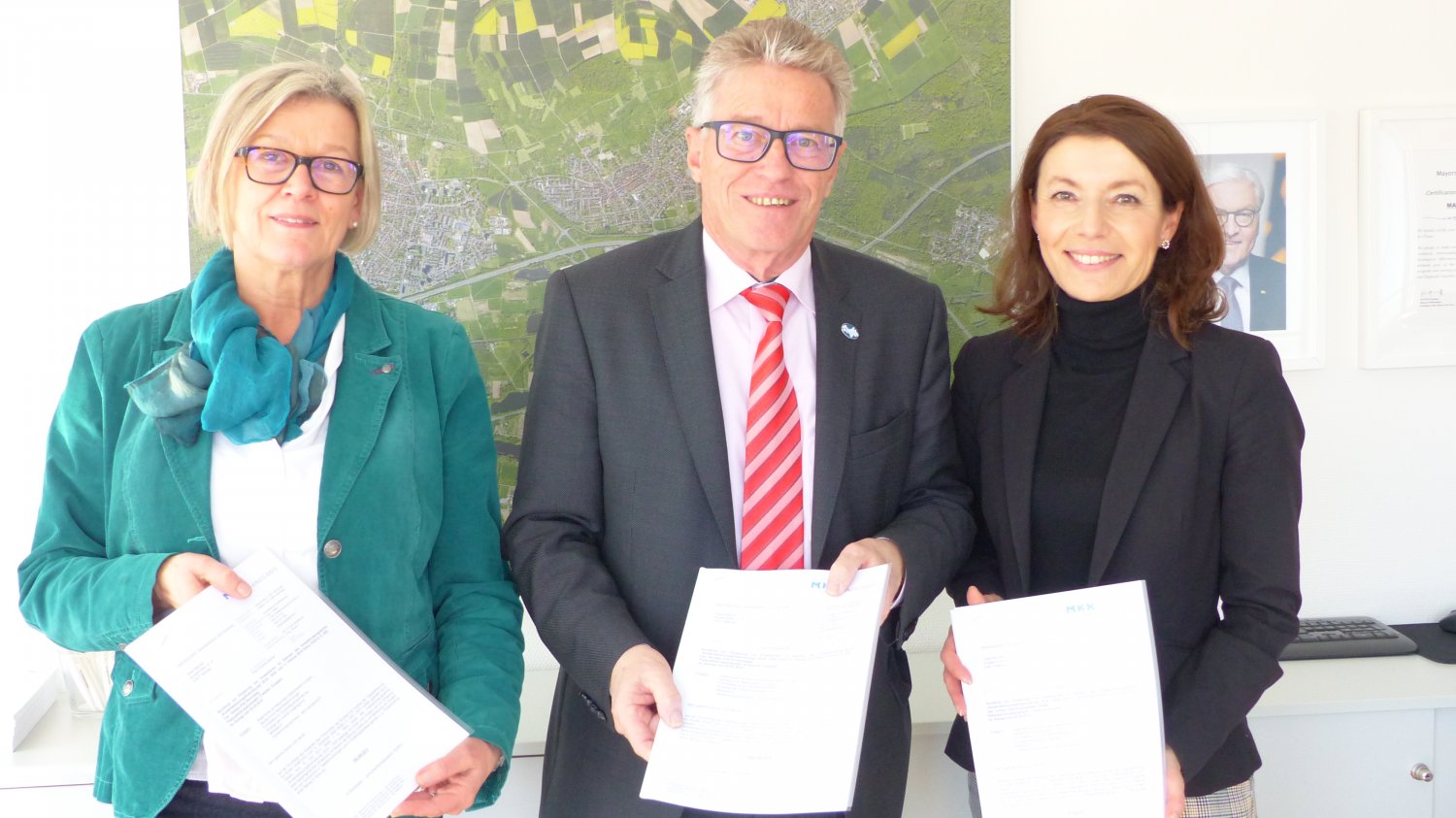 Bürgermeisterin Monika Böttcher (rechts) und Sigrid Nölke als Fachbereichsleiterin der Kinderbetreuung freuten sich über die Fördermittelbescheide, die Kreisbeigeordneter Winfried Ottmann überbrachte.