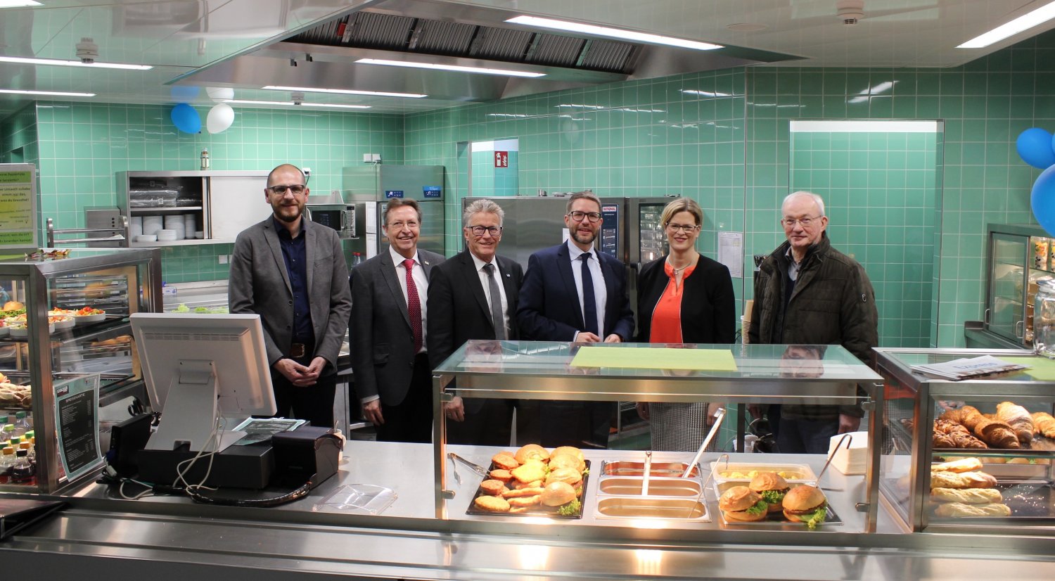 (von links): Matthias Eckhardt, Schulleiter Hartmut Bieber, Kreisbeigeordneter und Schuldezernent Winfried Ottmann, Landrat Thorsten Stolz, stellvertretende Schulleiterin Claudia Abend und Kreistagsabgeordneter Heinz Breitenbach.