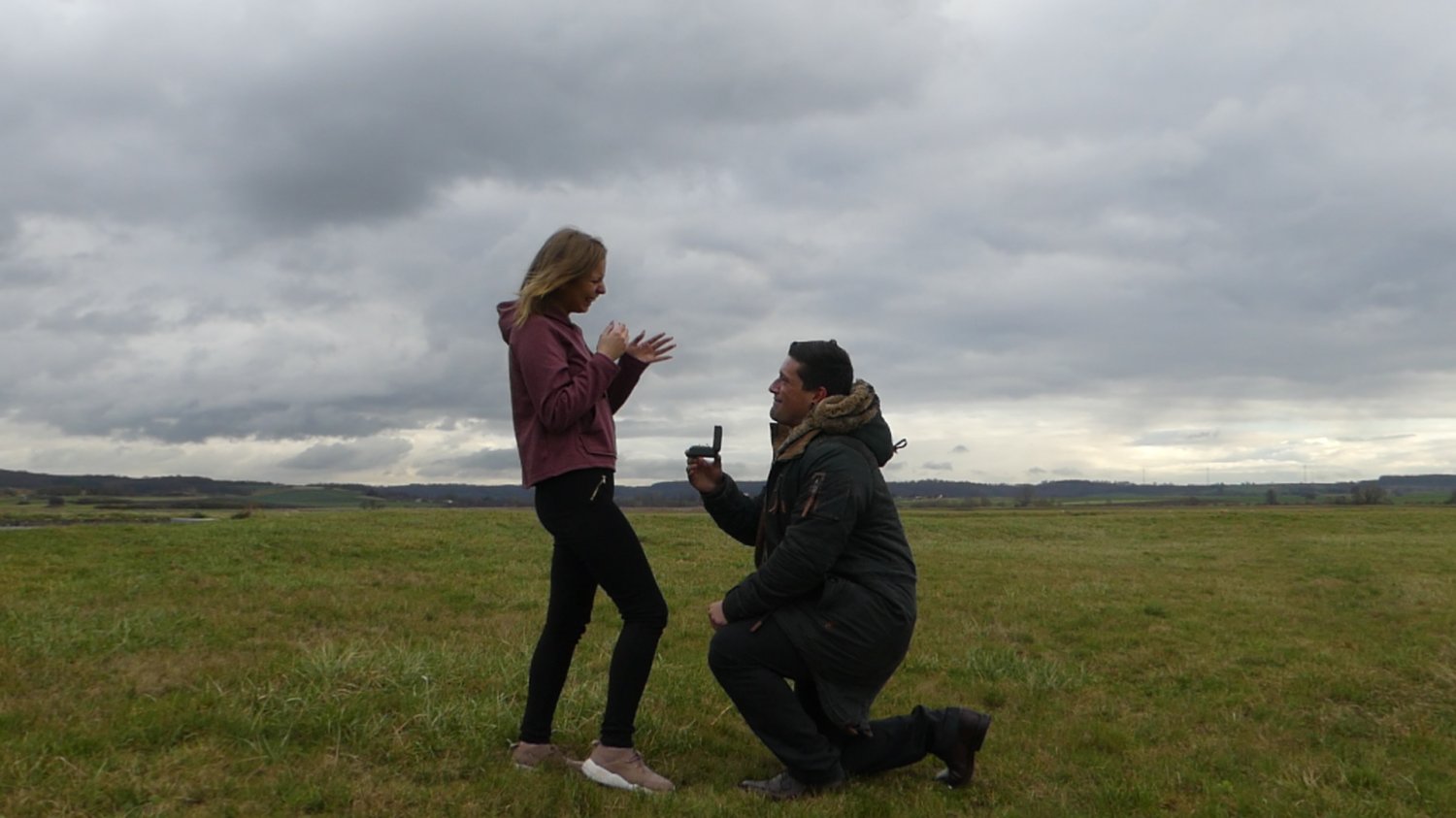 Verlobung statt Interview: Reporterin Joana Gibbe bekommt Antrag auf Flugplatz.