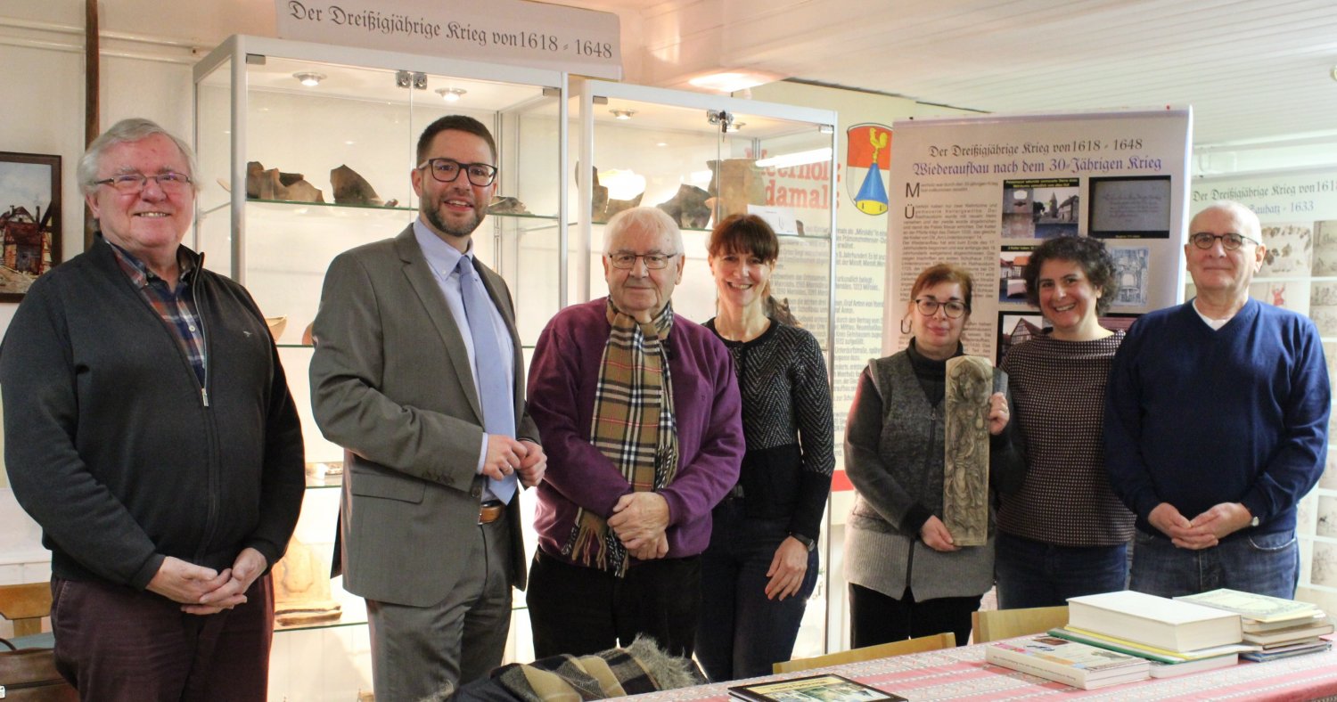 Auf Spurensuche zum Dreißigjährigen Krieg (von links): Kurt Hanselmann, Landrat Thorsten Stolz, Hans Kreutzer, Christine Raedler (Leiterin des Zentrums für Regionalgeschichte), Christiana Engels, Anna Sanz-Salellas und Erich Frickel.