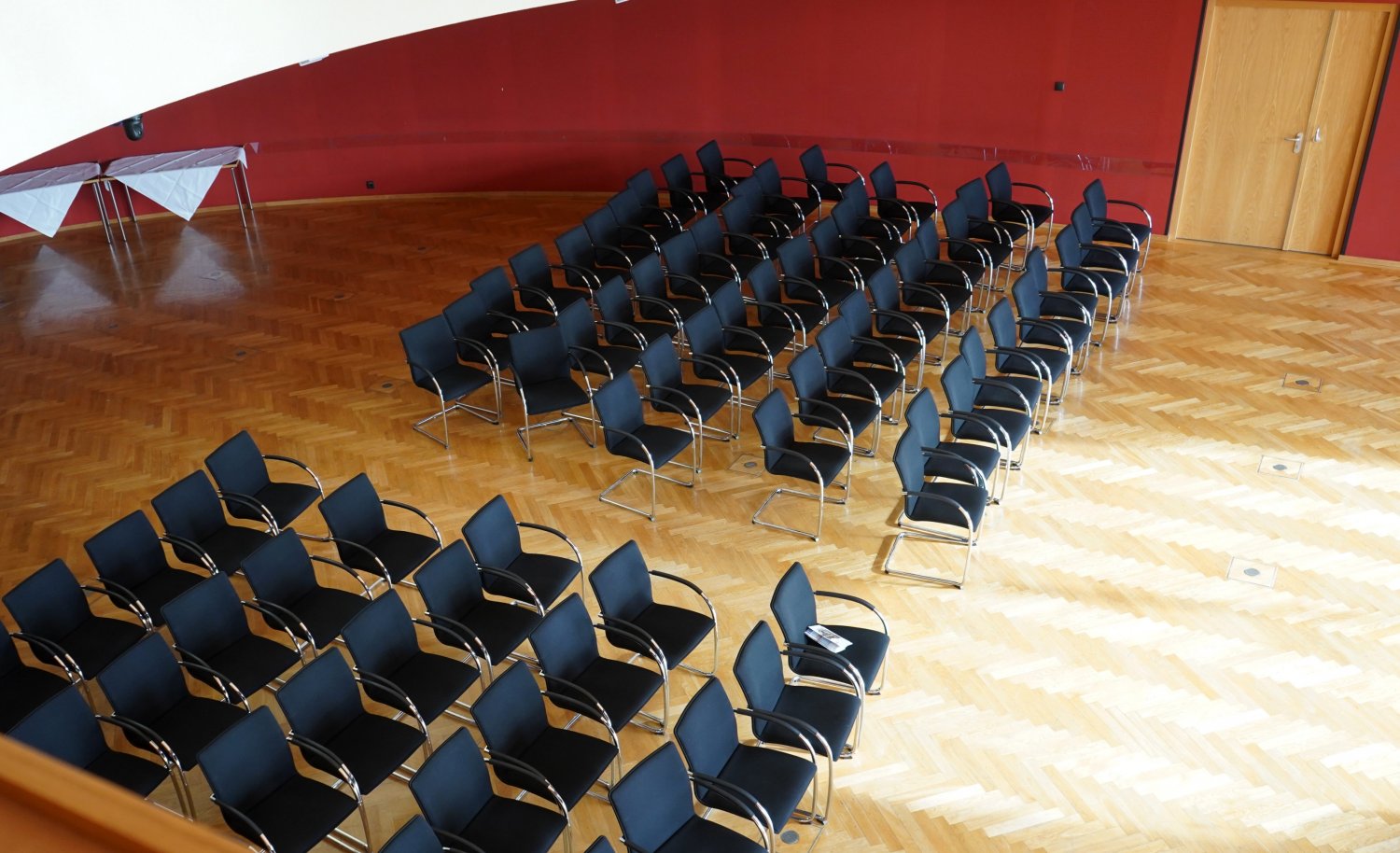 Der Barbarossasaal im Main-Kinzig-Forum eignet sich hervorragend für verschiedene Veranstaltungen. Während die Stadthalle in Gelnhausen saniert wird, bietet der Main-Kinzig-Kreis den Barbarossasaal als räumliche Ausweichmöglichkeit an.