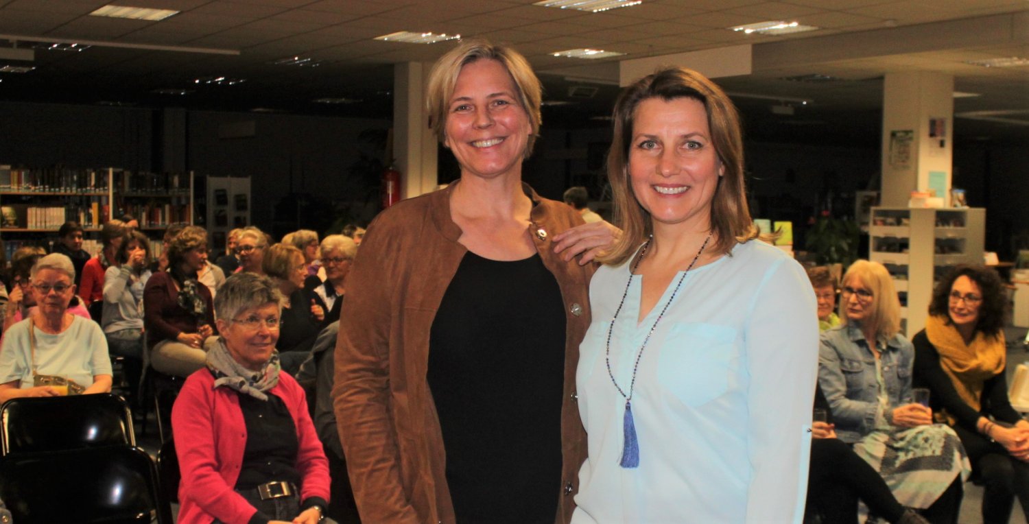 Unterhaltung mit süßem Gebäck brachten die Autorinnen Patricia Küll (r.) und Andrea Russo mit zu ihrem „Frauenzimmer“-Abend in der Stadtbücherei.